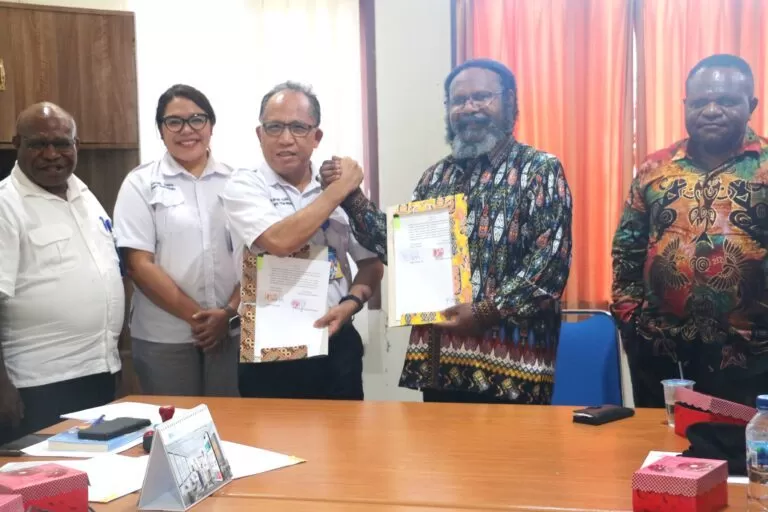 Penandatanganan perjanjian kerja sama pelayanan kesehatan rujukan telah dilakukan oleh Bupati Tolikara, Willem Wandik, S.Sos dan Direktur RS Dian Harapan, dr. Jon C. F Paat, M.Kes-MMR,FISQua