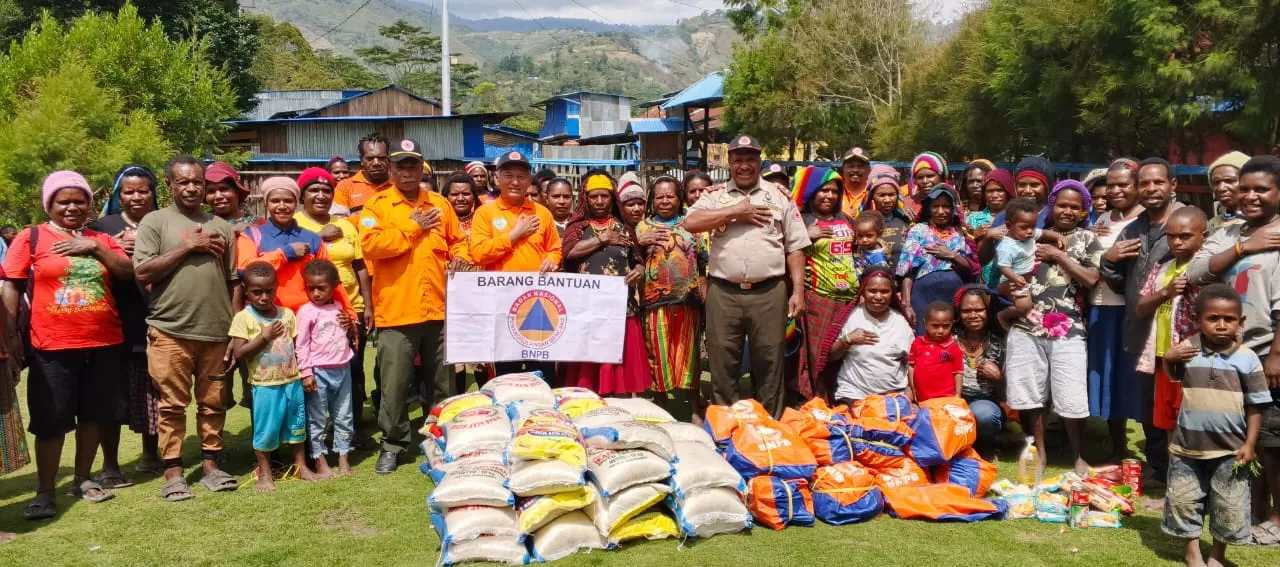Kepala BPBD Kabupaten Tolikara Ferry Kogoya,SE bersama tim usai mengantar bantuan, Rabu (4/6). (Ceposonline.com/Diskominfo Tolikara)