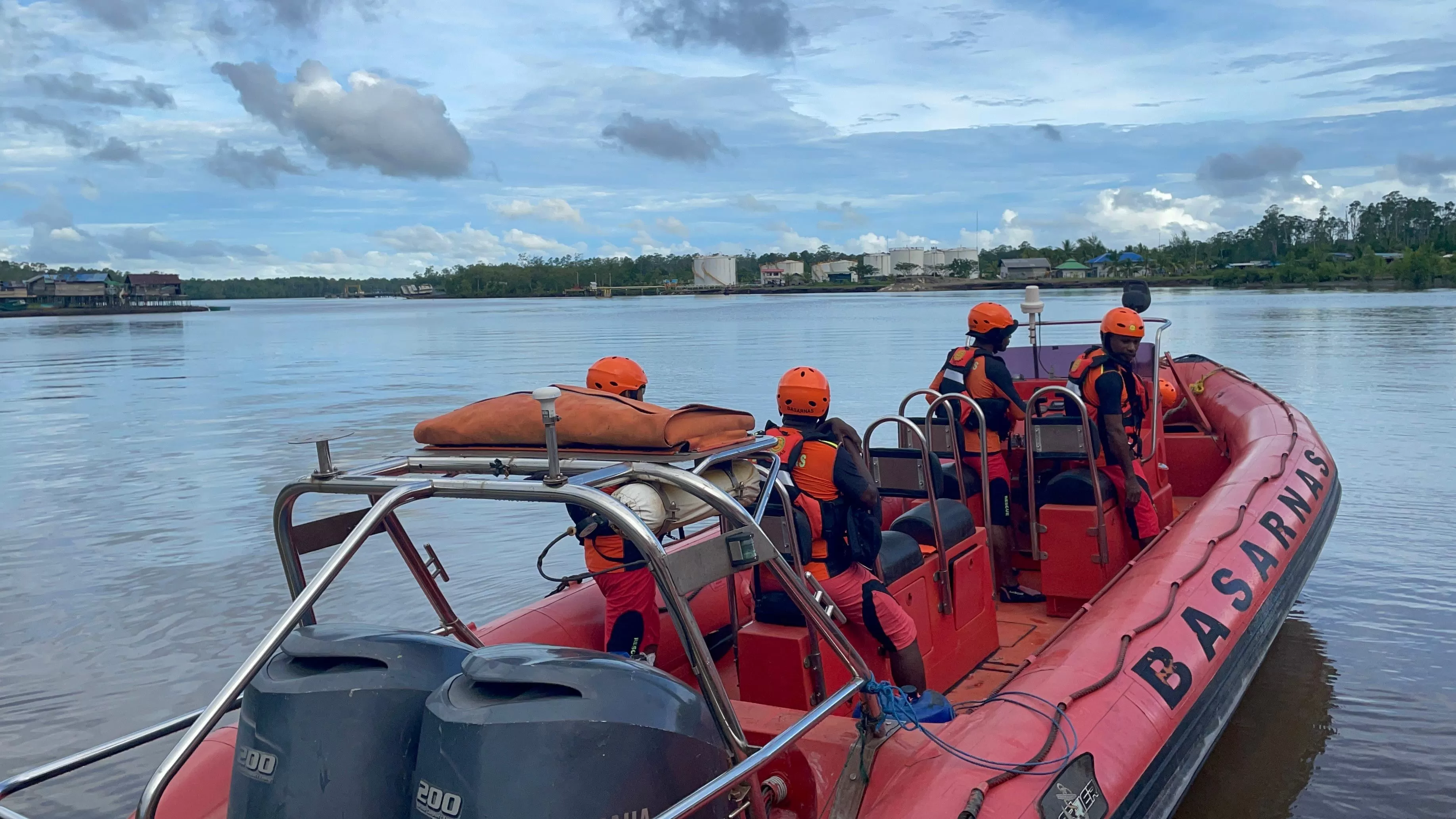 Tim SAR saat berangkat menuju lokasi kejadian untuk melakukan pencarian. (Dok SAR Timika).