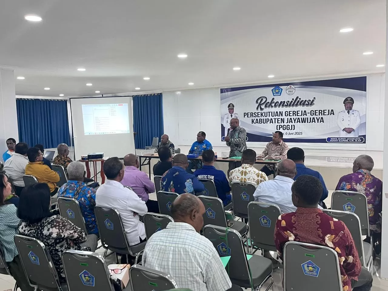 Rapat koordinasi Pemkab Jayawijaya dengan 17 Pimpinan denominasi gereja yang di pimpin Bupati Jayawijaya Athenius Murib didampingi Wakil Bupati Ronny Elopere di Wio I Kantor Bupati Jayawijaya. ((Ceposonline.com/Deny Tonjau))