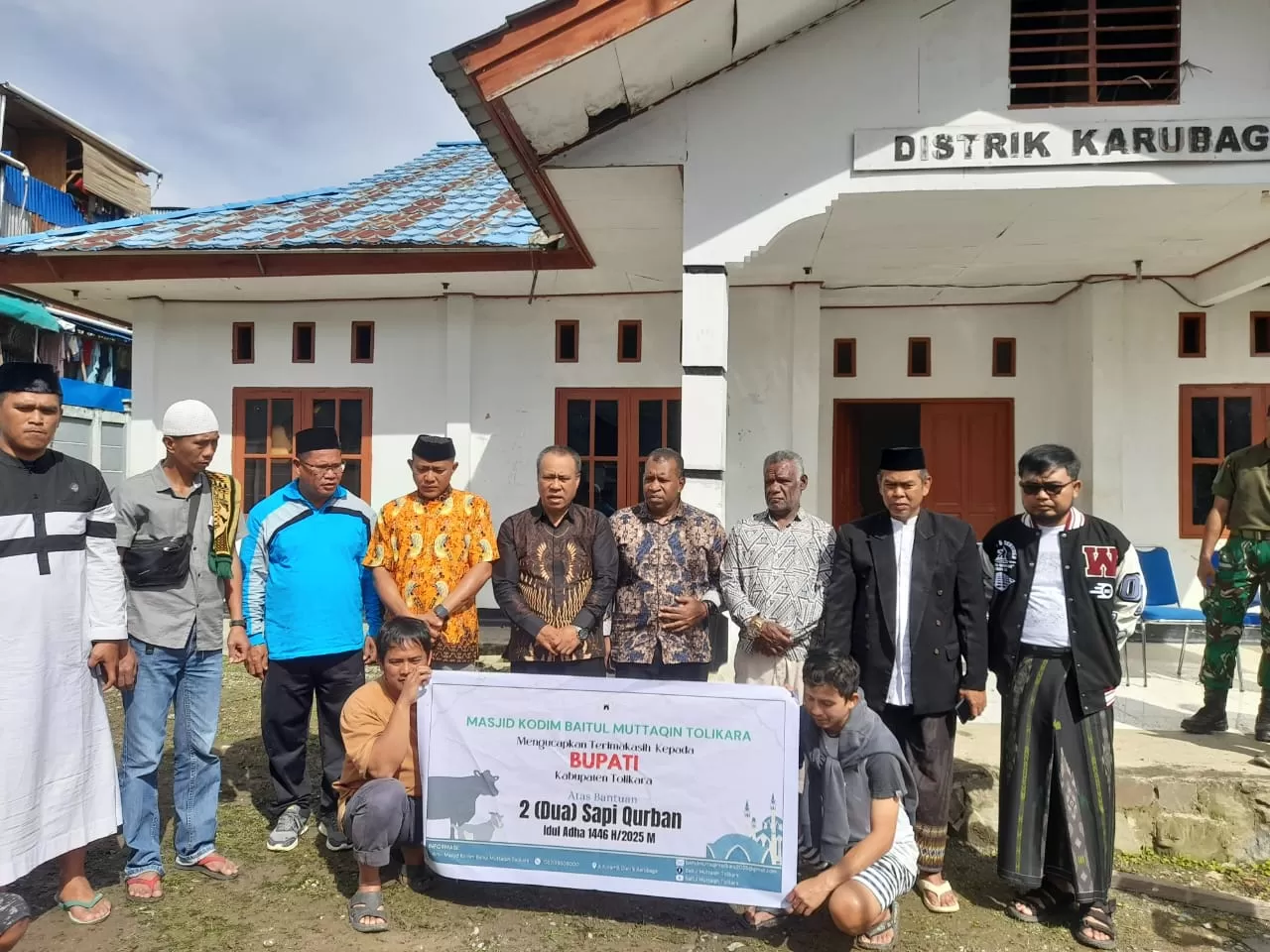 Penyerahan secara simbolis bantuan 2 sapi kurban dari Bupati Tolikara kepada umat muslim di Masjid Kodim Baitul Muttaqin, Karubaga Kabupaten Tolikara, Jumat (6/6/2025).  ((Ceposonline.com/Diskominfo Tolikara))
