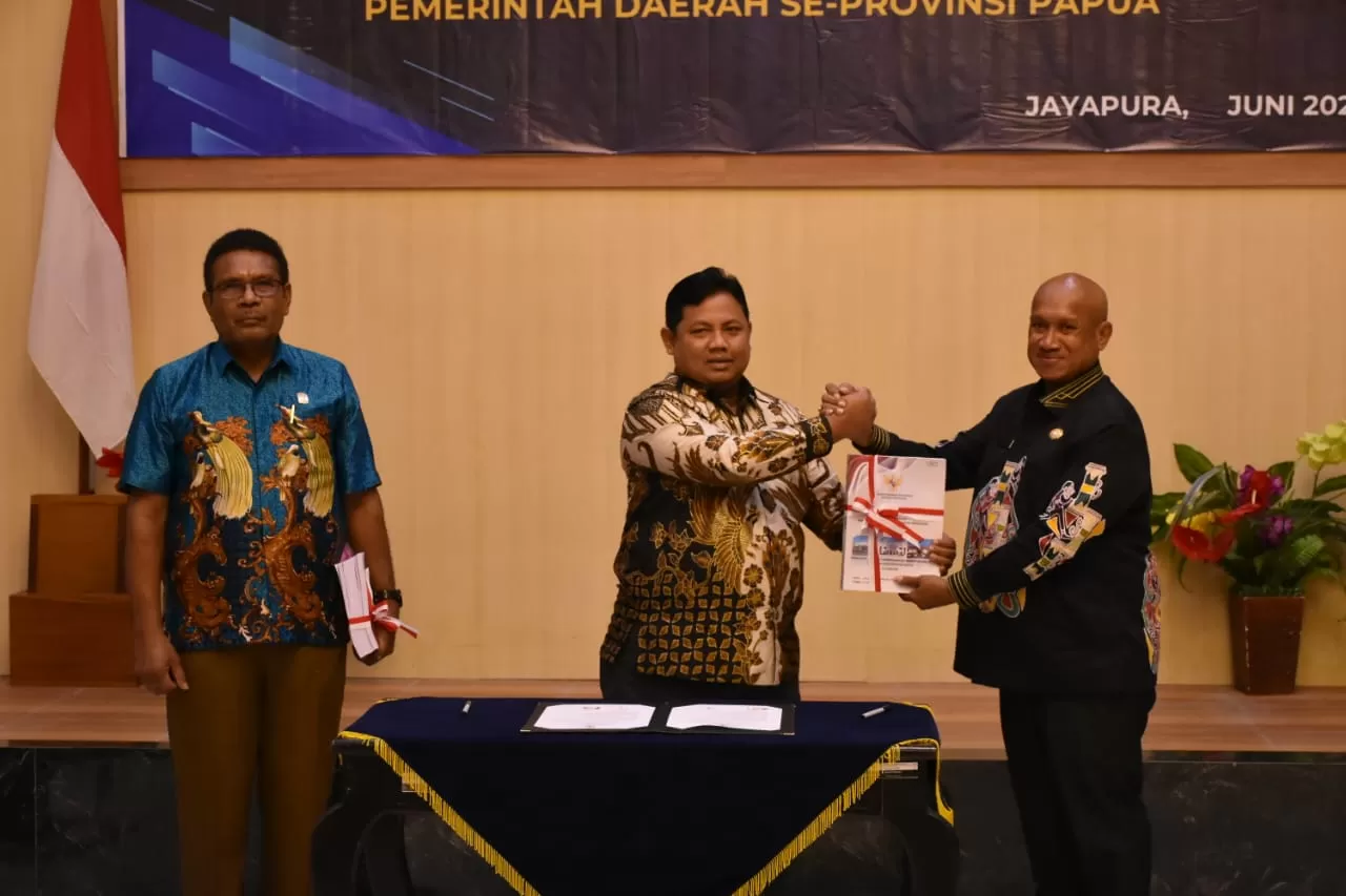 Bupati Biak Numfor Markus Mansnembra, saat menerima laporan Hasil Pemeriksaan BPK RI Perwakilan Papua disaksikan oleh Ketua DPR Kabupaten Biak Numfor, Daniel Rumanasen, Kamis (5/6). (CENDERAWASIH POS/ISMAIL)