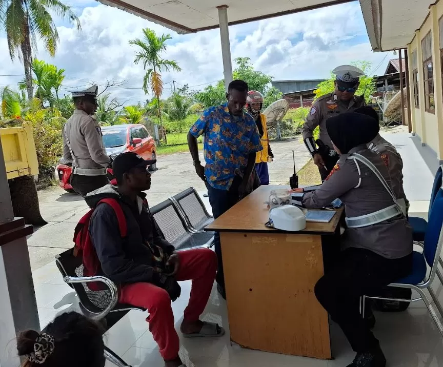 Proses Pemeriksaan Kendaraan yang dilakukan Samsat Sarmi. foto: MBOIK/Ceposonline.com  