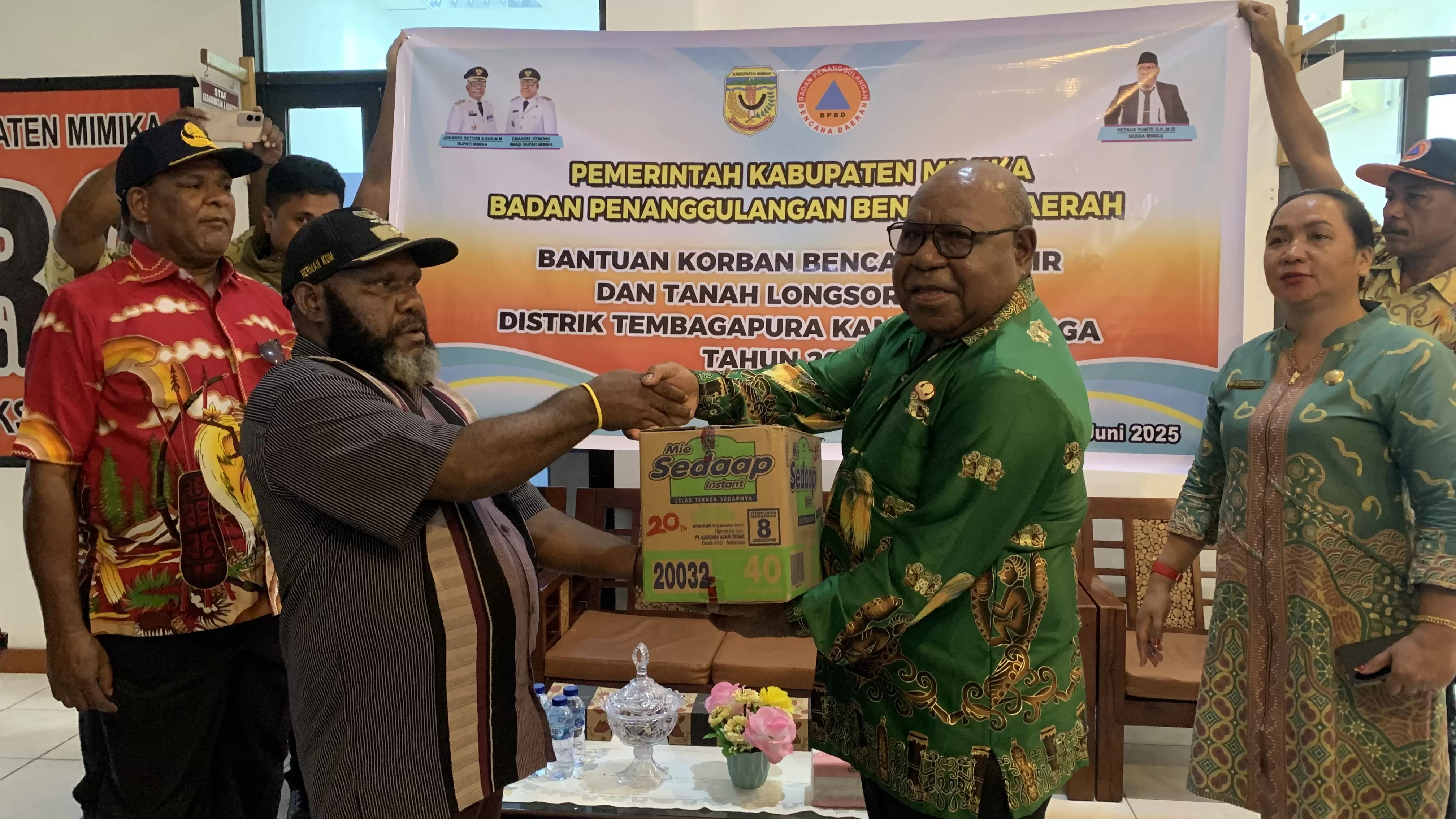 Penyerahan secara simbolis bantuan sembako oleh Wakil Bupati Mimika Emanuel Kemong kepada perwakilan salah satu kepala kampung yang terdampak bencana longsor yang melanda 6 kampung di Tsinga, Distrik. (Cenderawasih Pos/Moh. Wahyu Welerubun)