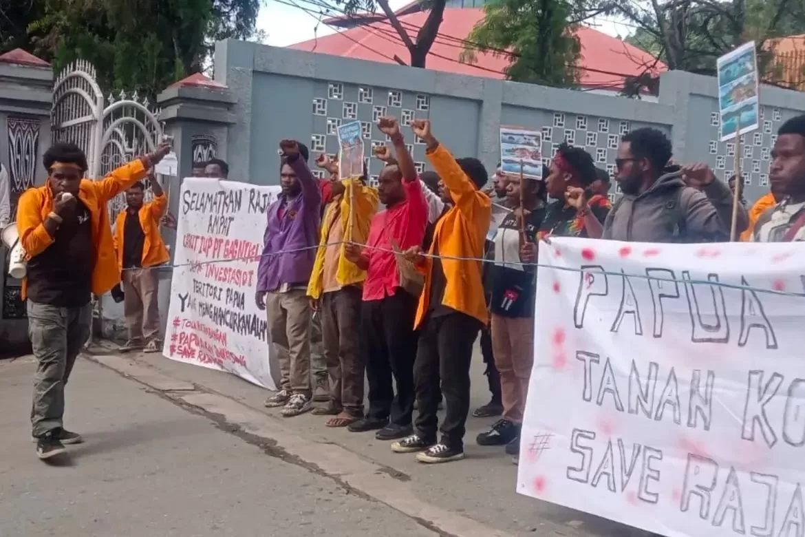 Aksi demo save Raja Ampat yang digelar di Kota Jayapura, Kamis 12 Juni 2025. (Tangkapan Layar Instagram Info Sentani)