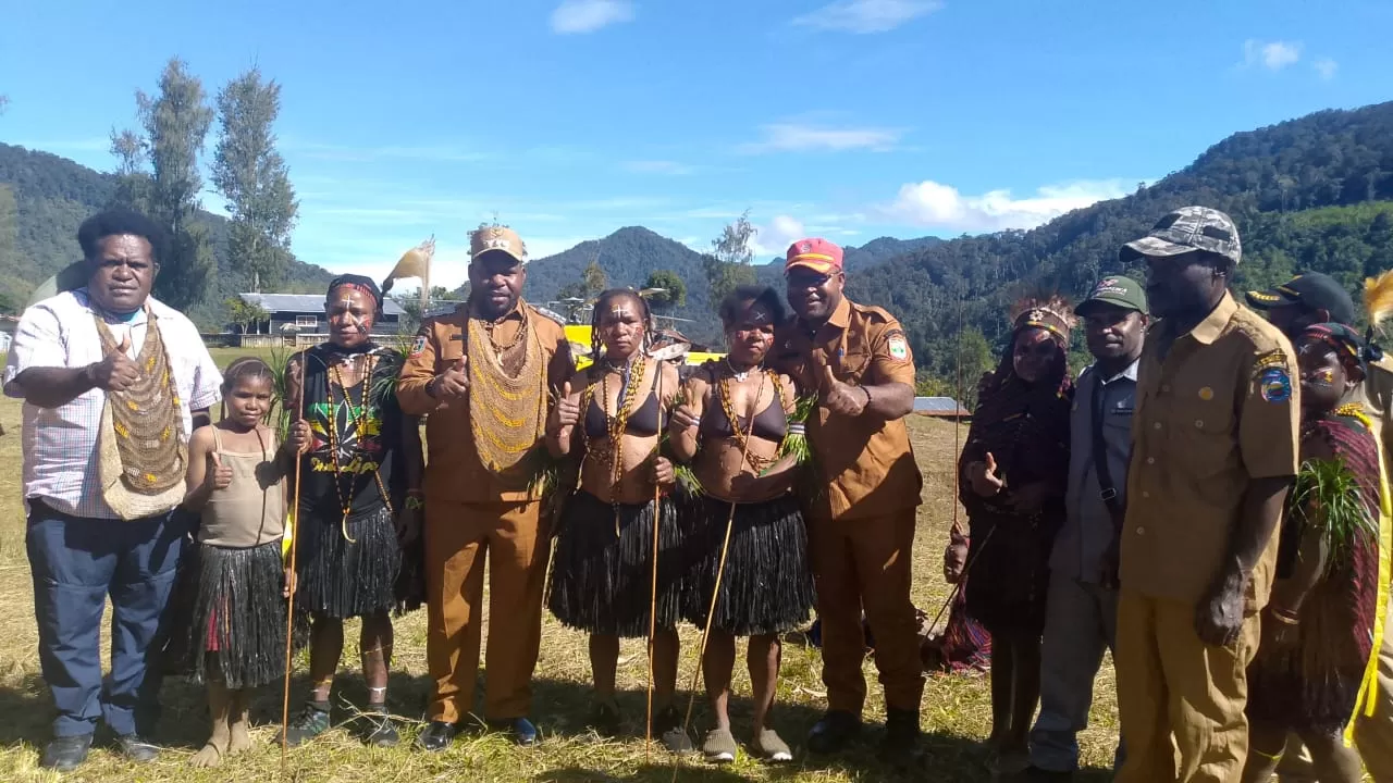 Bupati Intan Jaya, Aner Maisini, Kepala DPMK Intan Jaya, Yoakim Mujizau, Pastor Dekan Dekenat Moni Puncak, Yance Yogi saat foto dengan masyarakat Ugimba. (CEPOSONLINE.COM/PEMKAB INTAN JAYA FOR CEPOS) 