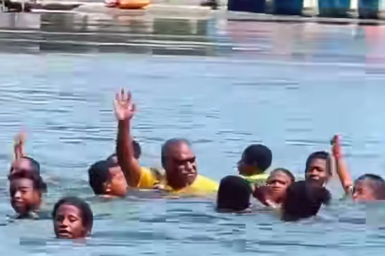 Wali Kota Jayapura, Abisai Rollo, berbagi keceriaan dengan berenang di laut bersama anak-anak Kampung Enggros, pada Jumat, 13 Juni 2025. (TIKTOK SAHABAT ABR)