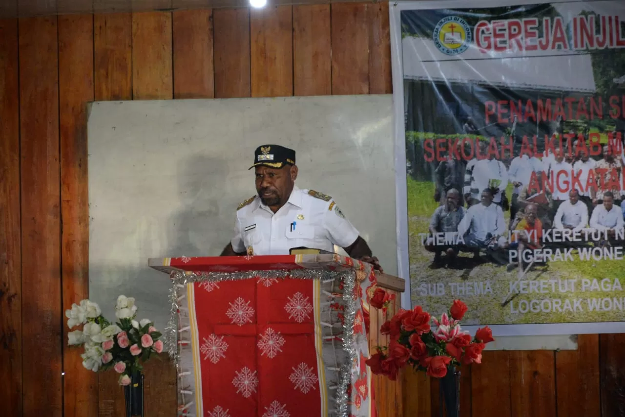 Wakil Bupati Tolikara Yotam Wonda,SH,M.Si memberikan sambutan saat acara penamatan siswa sekolah Alkitab Bahasa Lani di Mamit, Rabu (11/6/2025).  