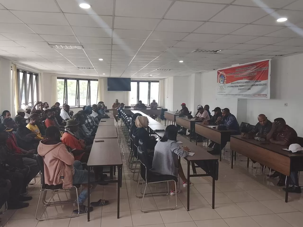 Anggota DPRK Jayawijaya saat melakukan penjaringan aspirasi masyarakat di ruang rapat dewan Kantor DPRK Jayawijaya Senin (16/3/2024). (Ceposonline.com/Deny Tonjau)