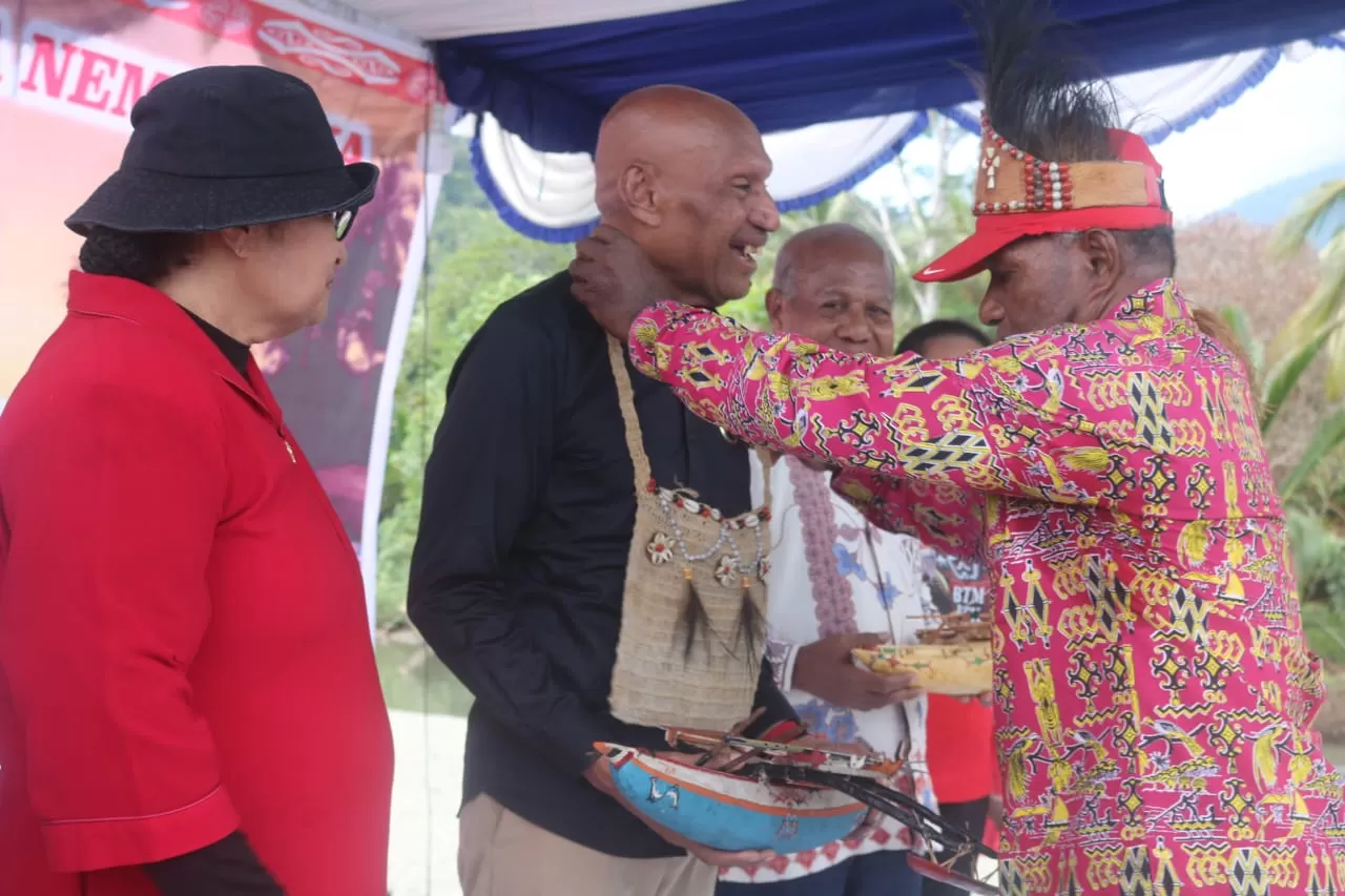 Tokoh adat saat menyambut BTM-CK ketika akan melakukan Kampanye di Pantai Amai, Kampung Amai, Distrik Tablasupa, pada Sabtu (14/6). Foto: Ist/ceposonline.com