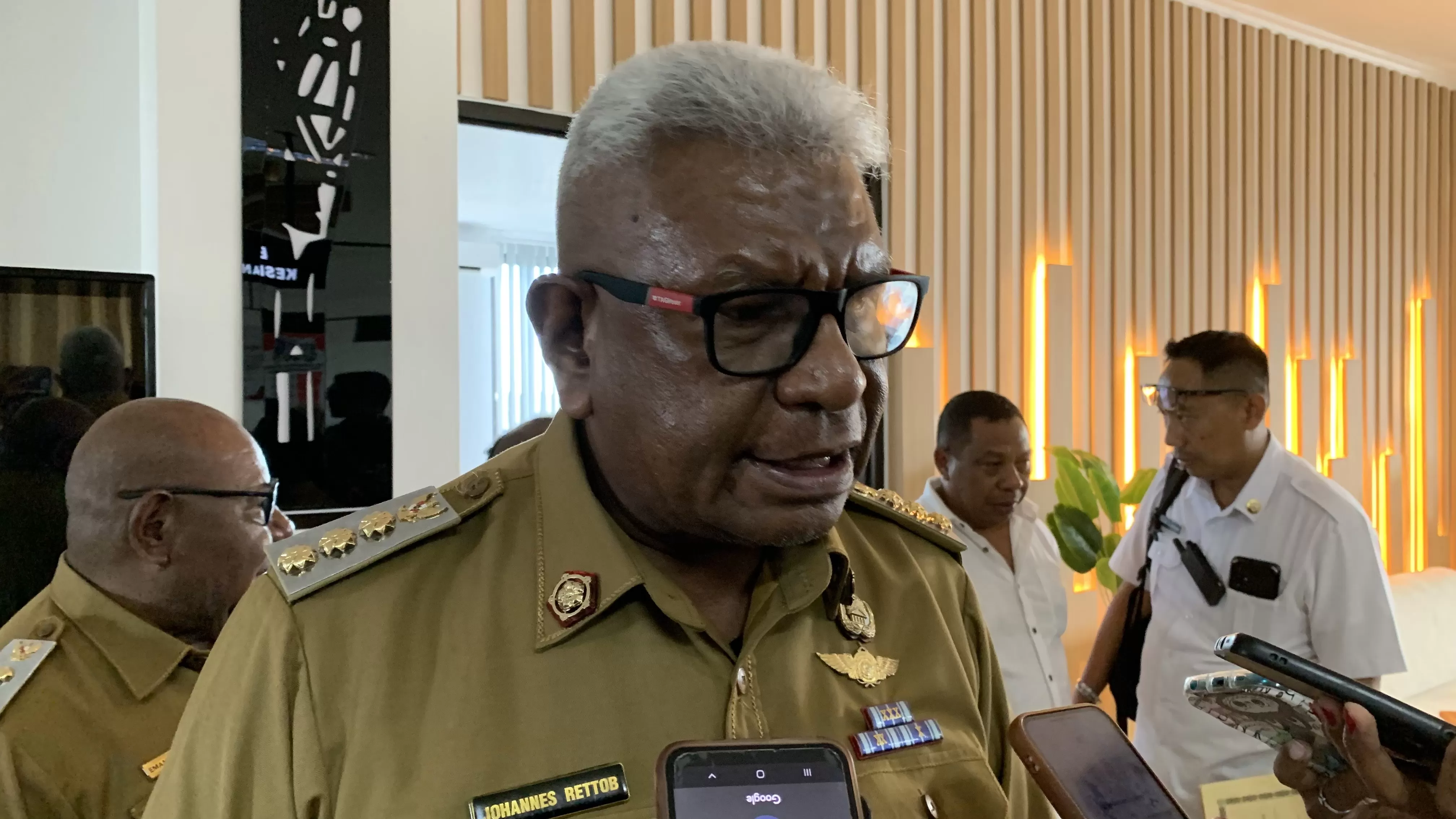 Bupati Mimika, Johannes Rettob, bicara soal kursi Kepala Dinas PUPR yang saat ini masih kosong. (CENDERAWASIH POS/WAHYU WELERUBUN)