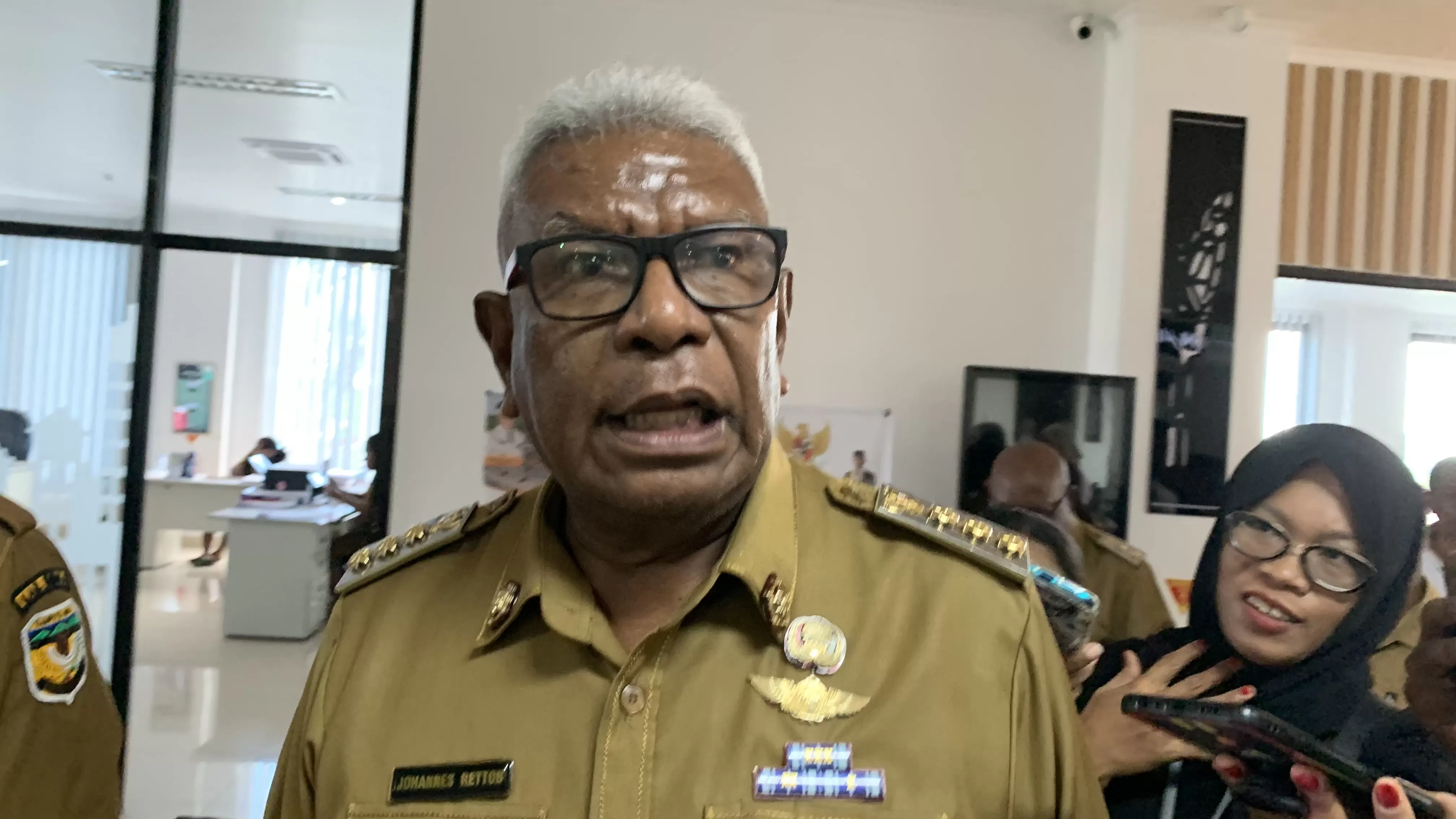 Bupati Mimika, Johannes Rettob. (CEPOSONLINE.COM/WAHYU WELERUBUN)