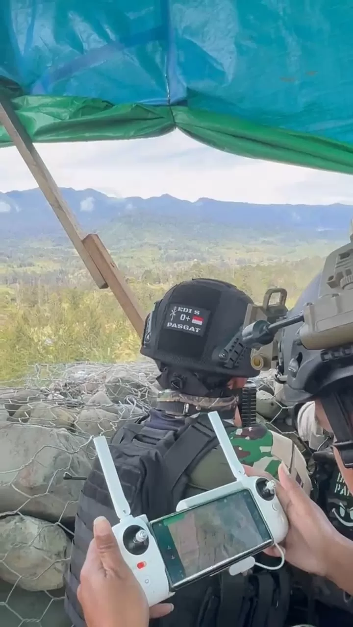 Tim Gabungan TNI Polri saat kontak tembak dengan KKB di Bandara Aminggaru Ilaga, di Distrik Omukia, Kabupaten Puncak Papua Tengah, Rabu (18/6/2025). (CEPOSONLINE.COM/HUMAS ODC)