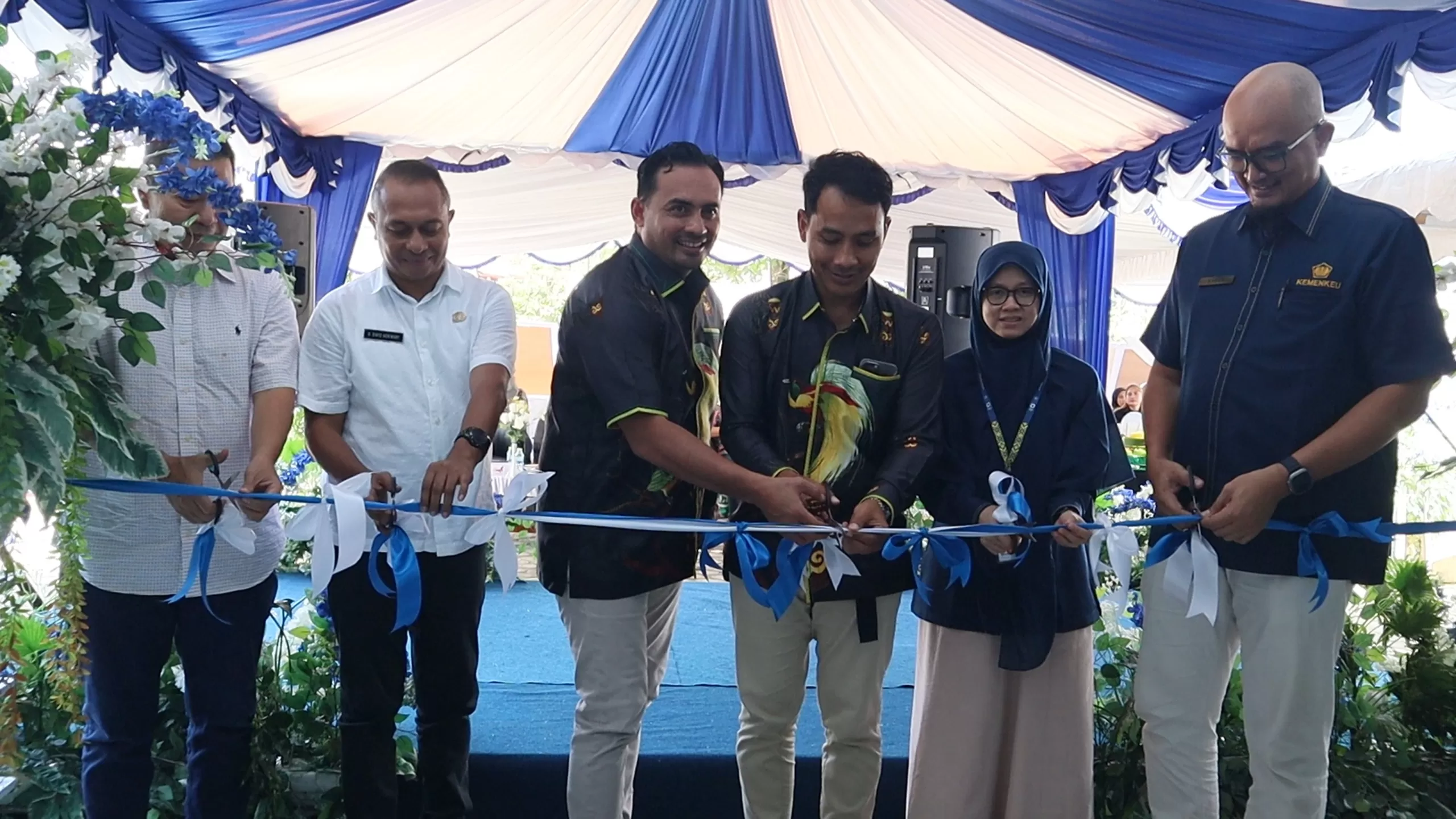 Owner Tax Wise Indonesia, Fadli, SH (Tengah),Perwakilan Kantor Wilayah DJP Papua, Papua Barat & Maluku,Ariyo Bisawarno, Perwakilan Kantor Pelayanan Pajak Jayapura, Syamsidar Masroh mengunting pita. ( (CEPOSONLINE.COM/PASKAL))