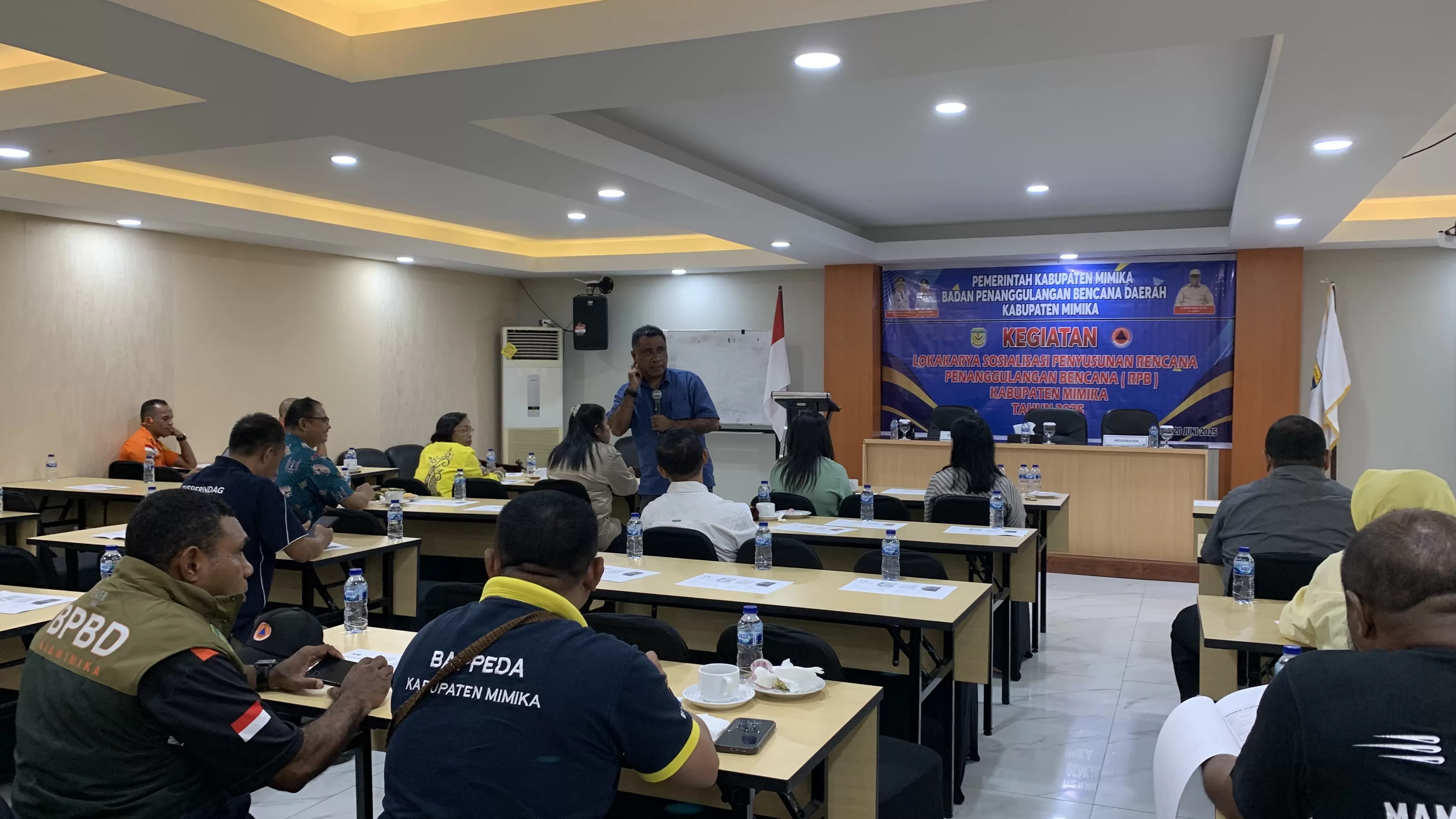 Staf Ahli Narasumber Penanggulangan Bencana (PB) BPBD Provinsi Papua, A.G Singgamui tengah memaparkan materi dalam sosialisasi Dokumen RPB di Aula Hotel Grand Tembaga Timika, Jumat (20/6/2025) (CENDERAWASIH POS/MOH. WAHYU WELERUBUN)