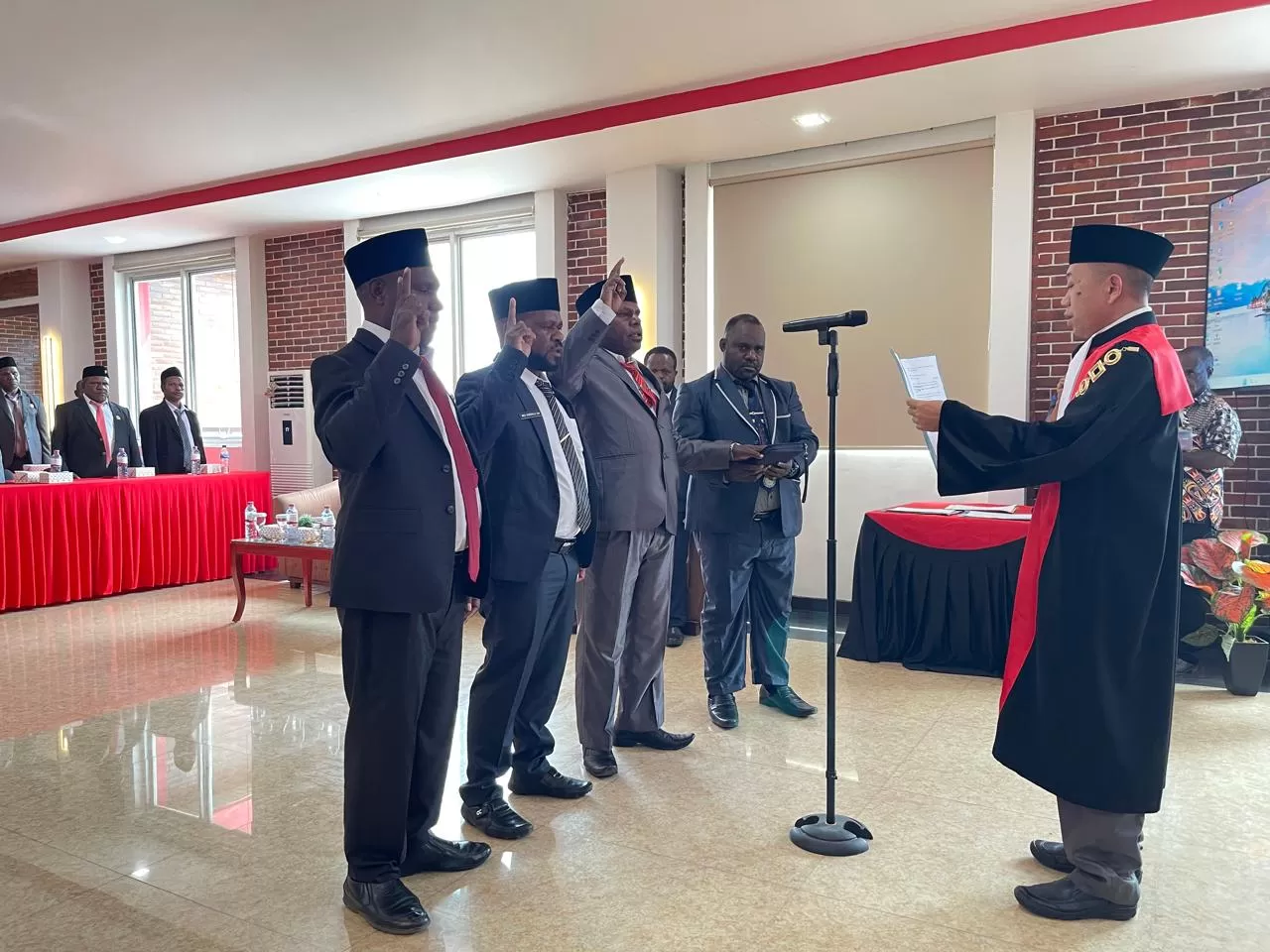 Ketua Pengadilan Negeri Kelas IIB Wamena Hirmawan Agung Wicaksono saat melantik Ketua, Wakil Ketua I dan Wakil Ketua II DPRK Tolikara di Hotel Grand Baliem Wamena Kamis (19/6/2025). (CEPOSONLINE.COM/DENI).)