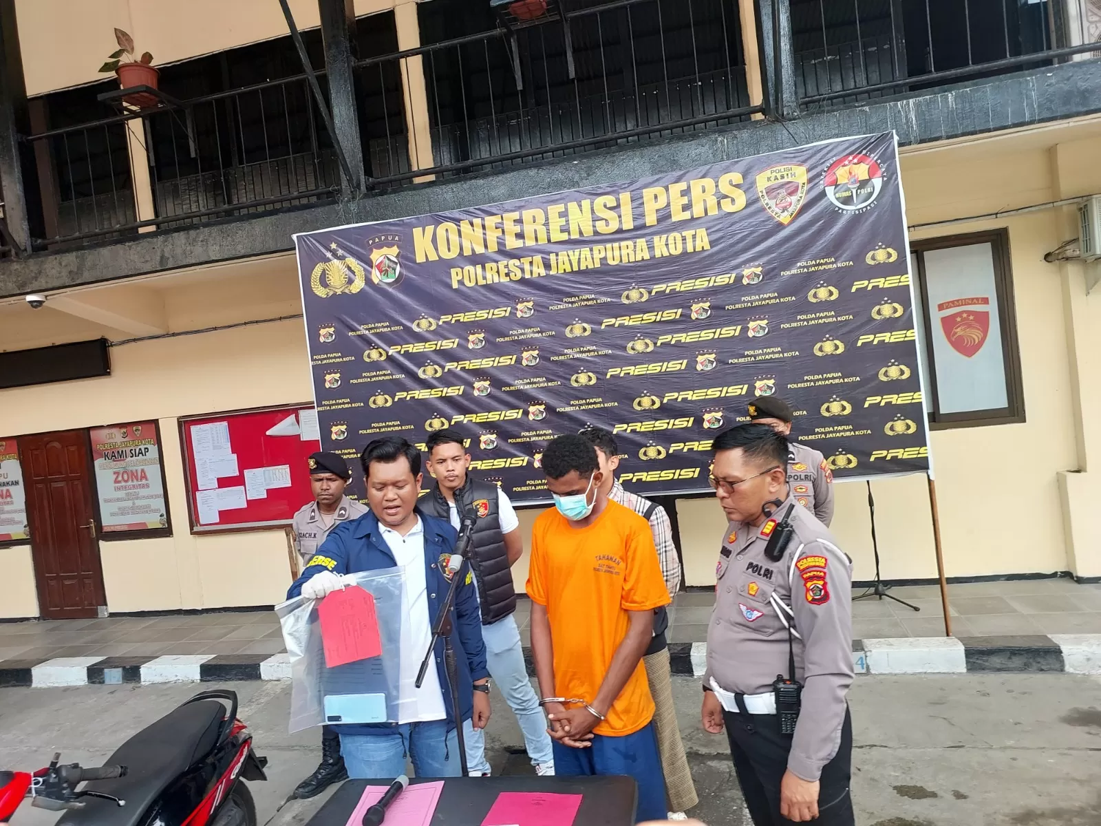 DM alias Hengki, tersangka yang meninggalkan korban lakalantas Bruno Tanfa Chilong hingga meninggal di depan Lapangan Tembak Jalan Baru Kotaraja, 11 Juni lalu, dihadirkan pers rilis Mapolresta, (21/6) ((Ceposonline.com/karel))