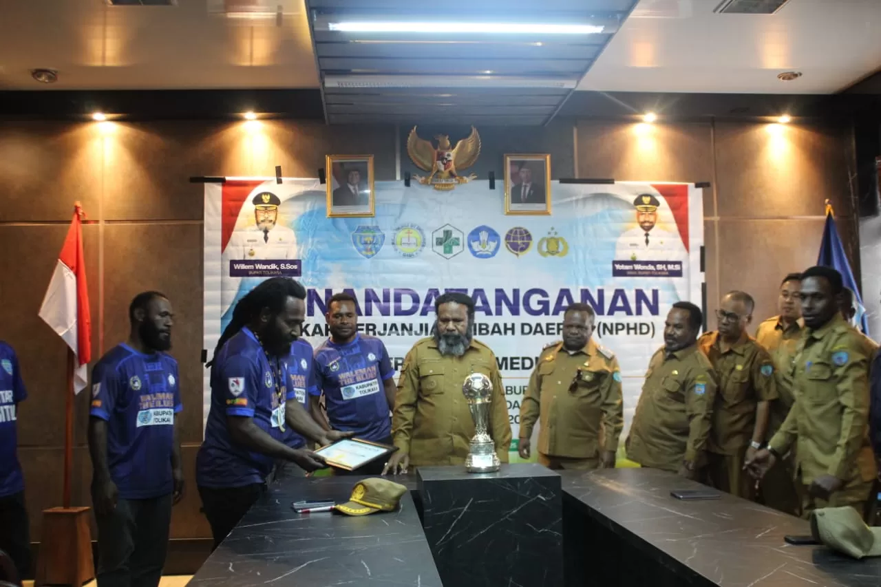 Bupati Tolikara Willem Wandik,S.Sos saat menerima Piala Juara II liga 4 di Aula Bappeda Senin (23/6/2025). (Ceposonline.com/Tolikara)  