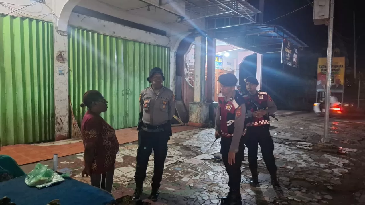Sejumlah petugas polisi pada saat melaksanakan kegiatan patroli malam di sekitar kota Sarmi.&nbsp;Mboik/Ceposonline.com