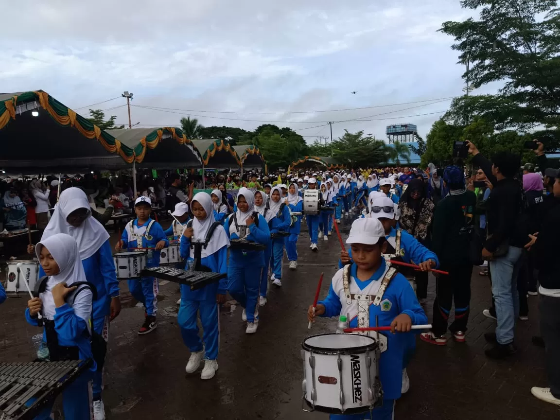 Ribuan umat Muslim di Merauke saat mengikuti Kirab Tahun Baru Islam 1 Muharram 1447 dilepas dan finish di halaman Masjid Raya Al-Aqsa Merauke, Jumat (27/6/2025) (Ceposonline.com/Sulo)  