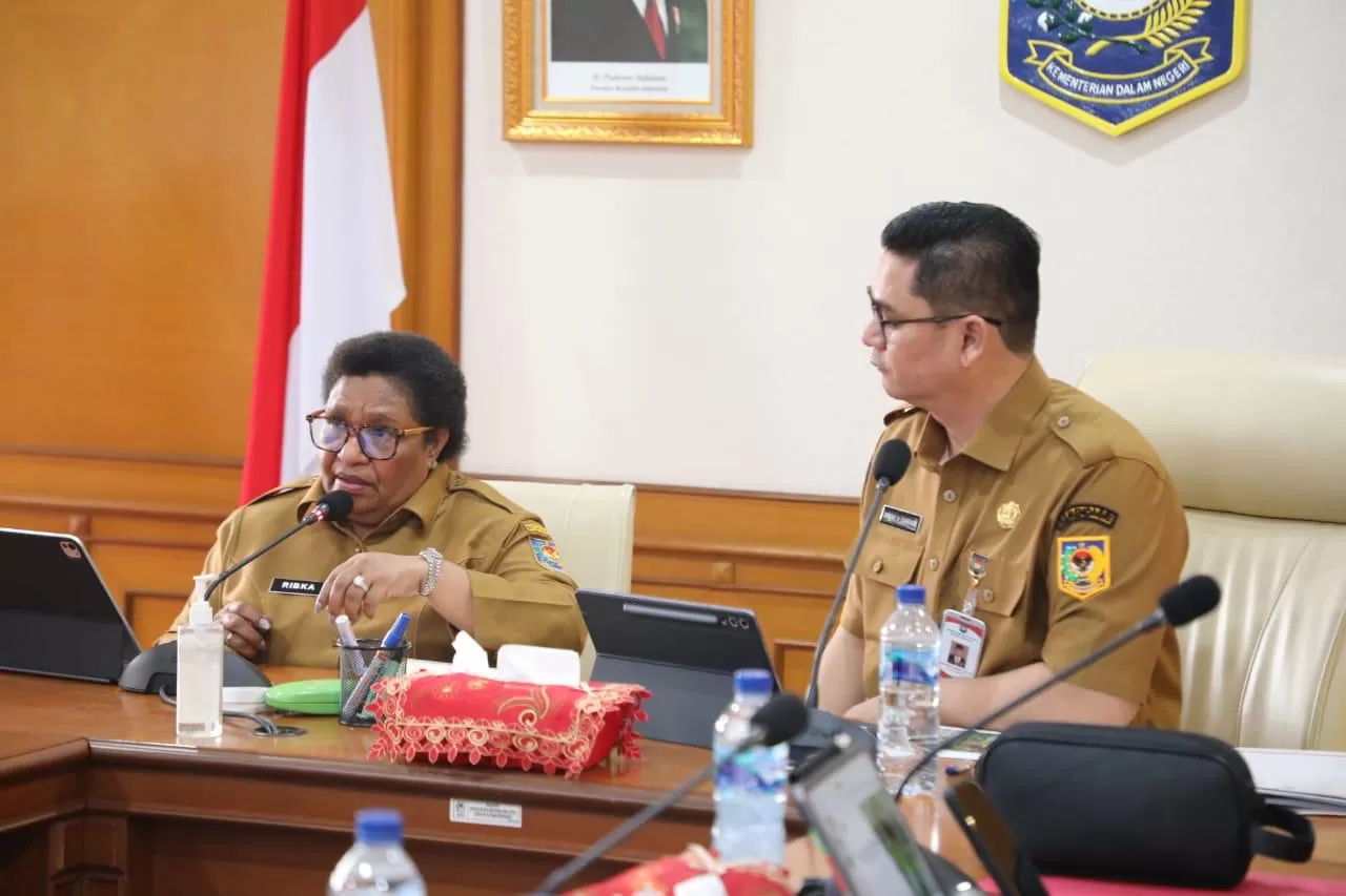 Wakil Menteri Dalam Negeri, Ribka Haluk (kiri), memimpin rapat evaluasi penyaluran Dana Otsus Papua di Jakarta, Senin (30/06/2025). (PUSPEN KEMENDAGRI)