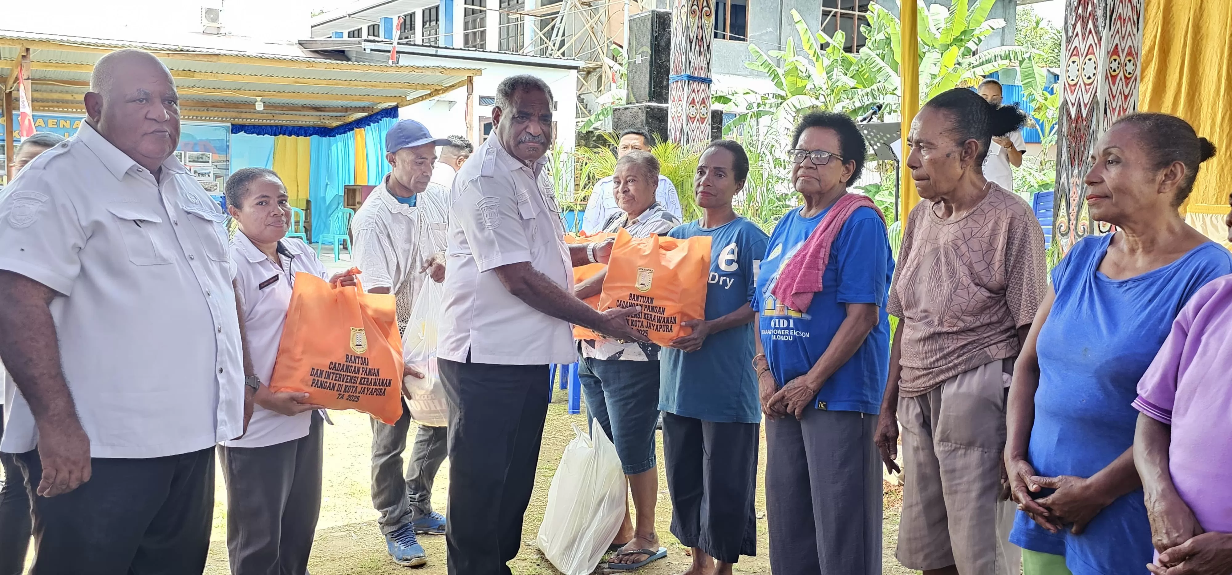 Wali Kota Jayapura, Abisai Rollo saat memberikan bantuan sembako kepada penerima manfaat di Kampung Waena belum lama ini. (CEPOSONLINE.COM/HANS PALEN).