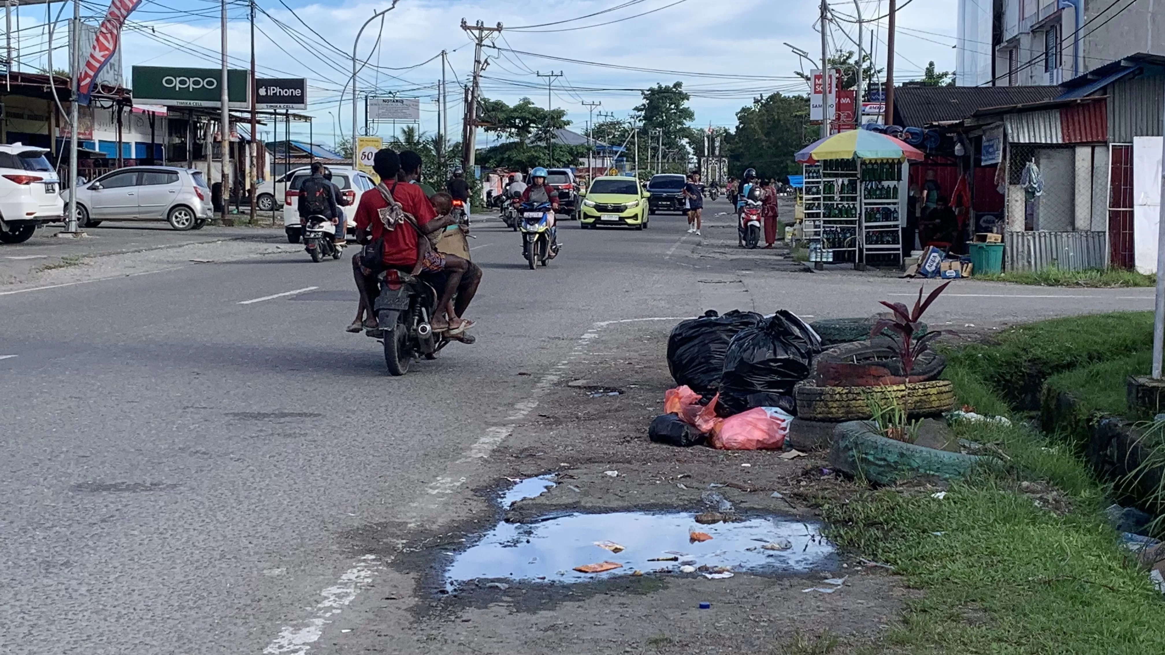 Tumpukan sampah di Jalan Budi Utomo. (Foto: Cenderawasih Pos/Moh. Wahyu Welerubun).