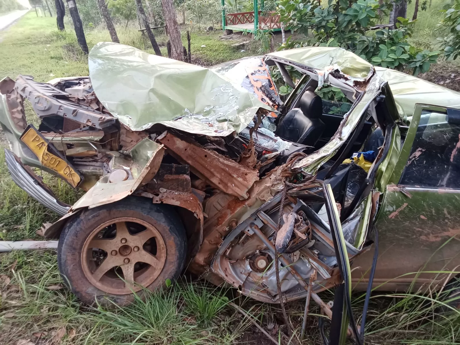 Kondisi mobil Xenia yang hancur setelah menabrak truk yang sedang parkir di badan jalan pada Senin (7/7/2025). Dari kejadian ini dua penumpang Xenia tewas seketika.