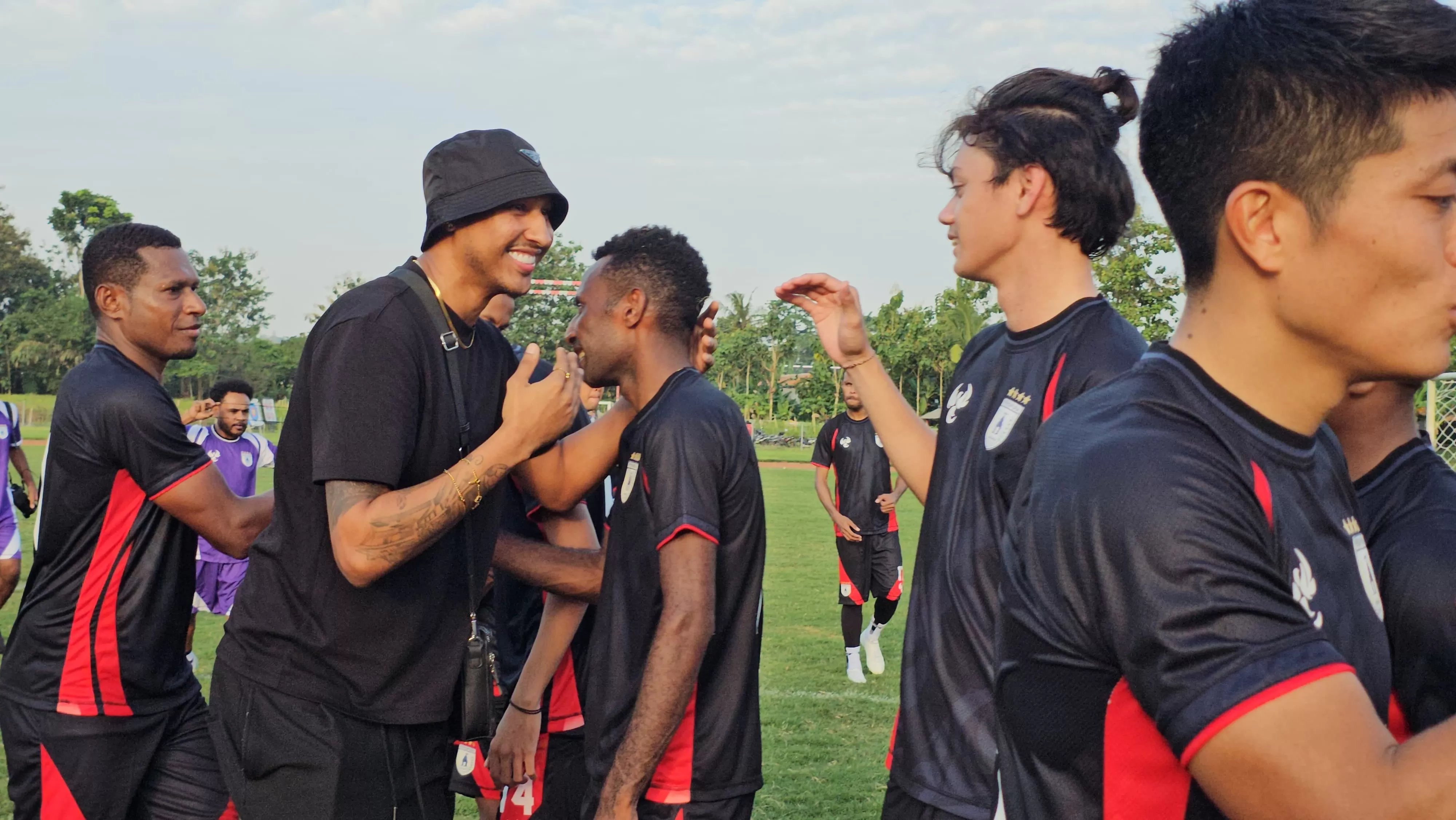 Artur Jesus Viera saat bersalaman dengan pemain Persipura usai latihan di Lapangan Sepak Bola UNY Wates Yogyakarta, Selasa (8/7/2025) sore. (CEPOSONLINE.COM/HANS PALEN)