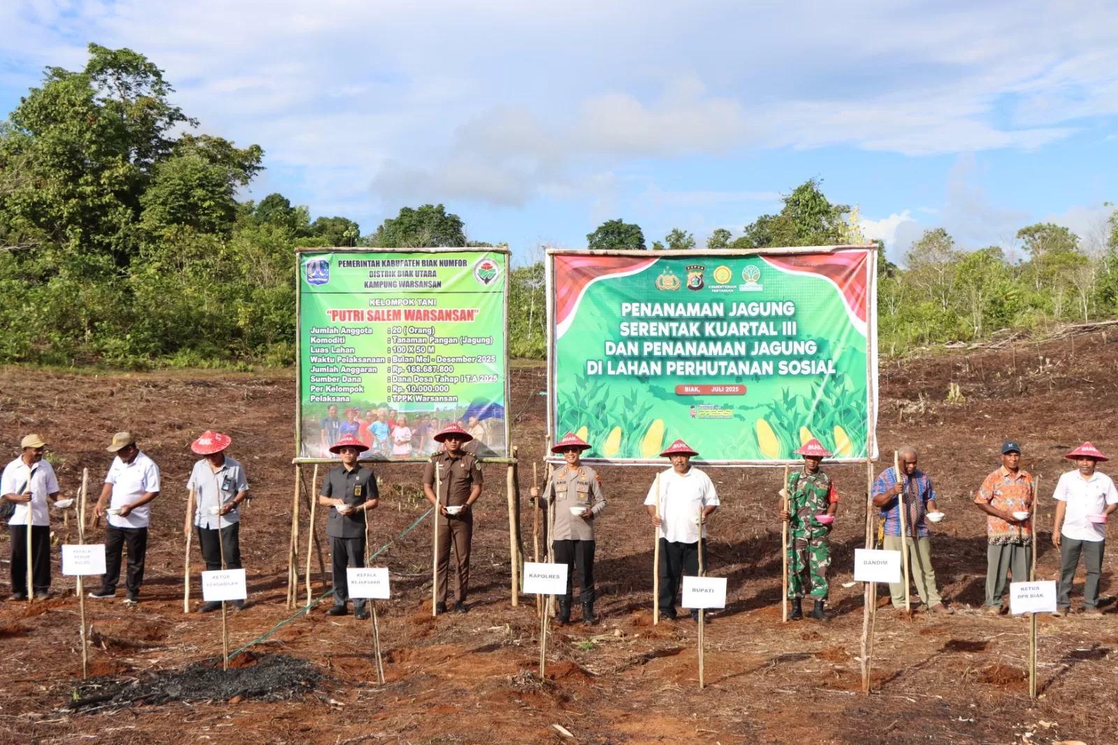  Penanaman Jagung di Lahan Perhutanan Sosial, Rabu (9/7).   (Polres Biak Numfor)