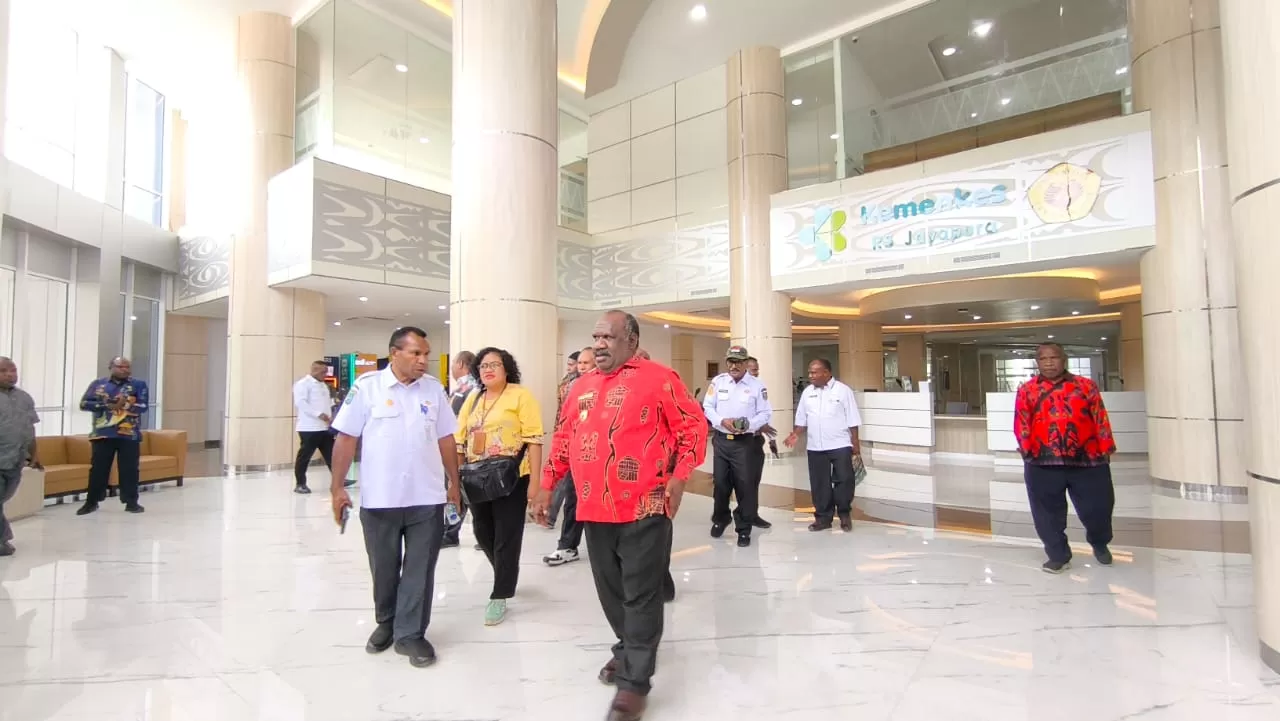 Bupati Aletinus Yigibalom dan rombongan saat mengecek langsung kondisi ruangan perawatan yang hanya diisi 4 bed pada kunjungannya, Rabu (9/7). (Ceposonline.com/Gamel)