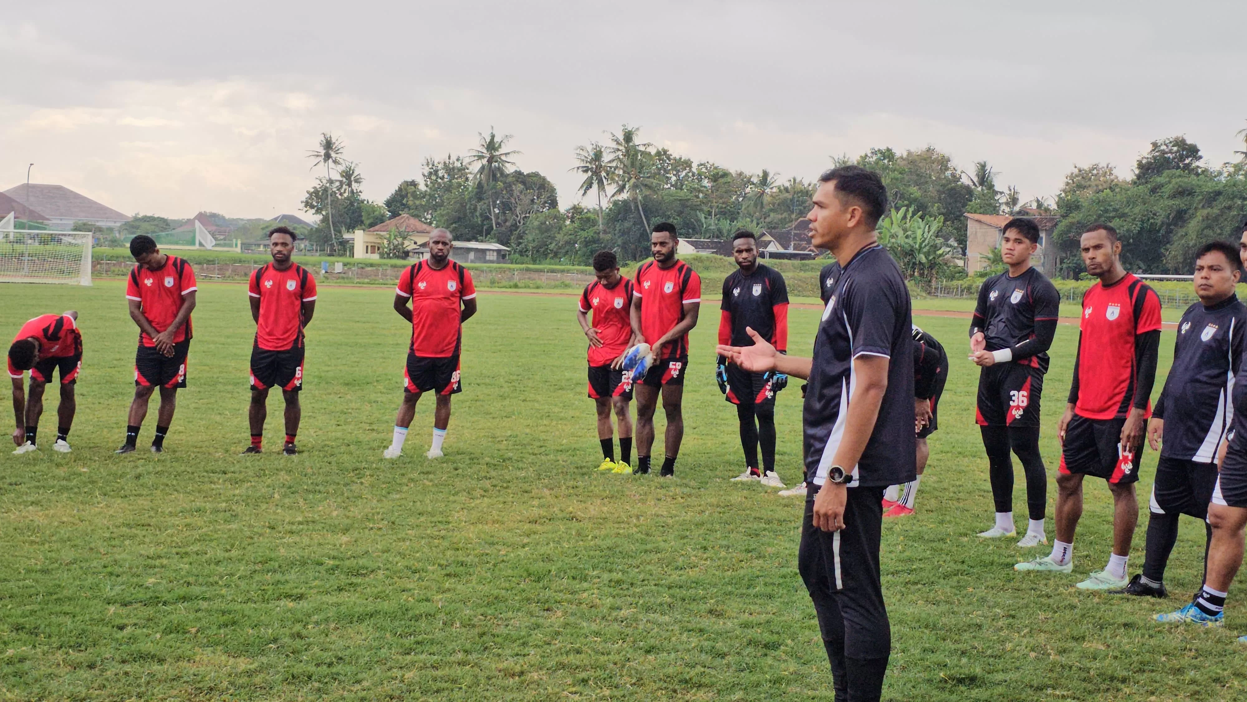 Pelatih Persipura, Ricardo Salampessy ketika memberikan arahan kepada pemain disela latihan. (CEPOSONLINE.COM/HANS PALEN).