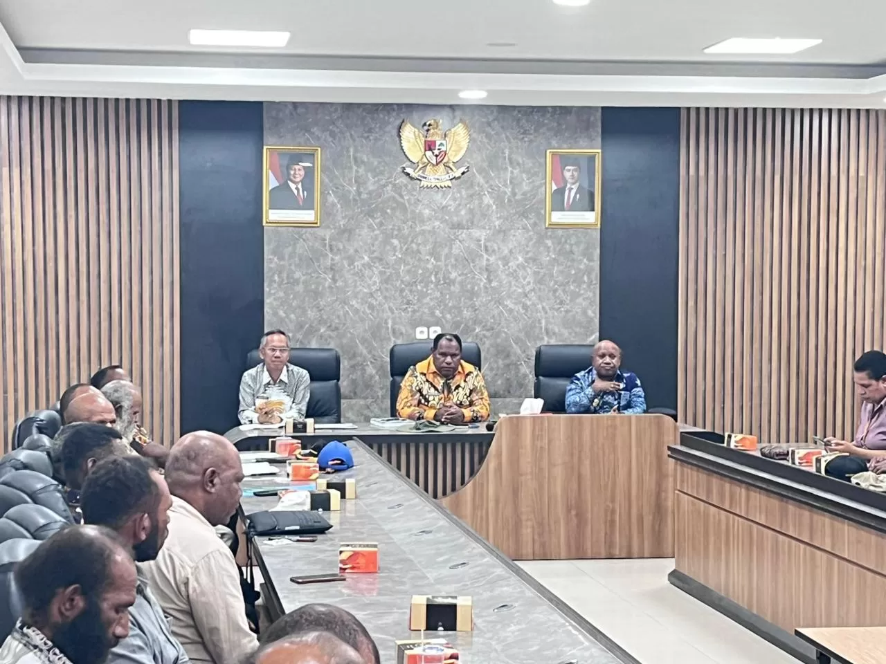 Bupati Jayawijaya Athenius Murib dan Wakil Bupati Jayawijaya Ronny Elopere saat memimpin rapat evaluasi persiapan FBLB ke 32 tahun 2025 di Ruang Rapat Kanrot Bupati Jayawijaya Jumat (11/9/2025). ((Ceposonline.com/Deny Tonjau))