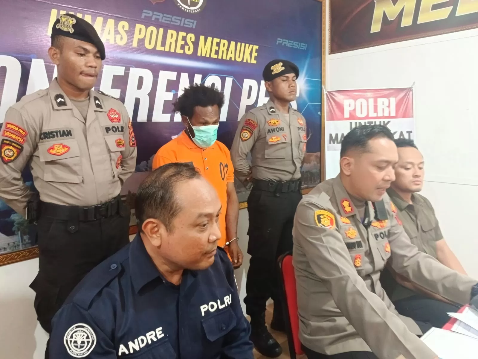 Kapolres Merauke Merauke AKBP Leonardo Yoga, SIK didampingi Kasat Reskrim AKP Anugrah Sari Dharmawan dan Pjs Kasi Humas Ipda Andre MSB, saat berikan keterangan pers, Jumat (11/7/2025).  ((Ceposonline.com/Sulo))