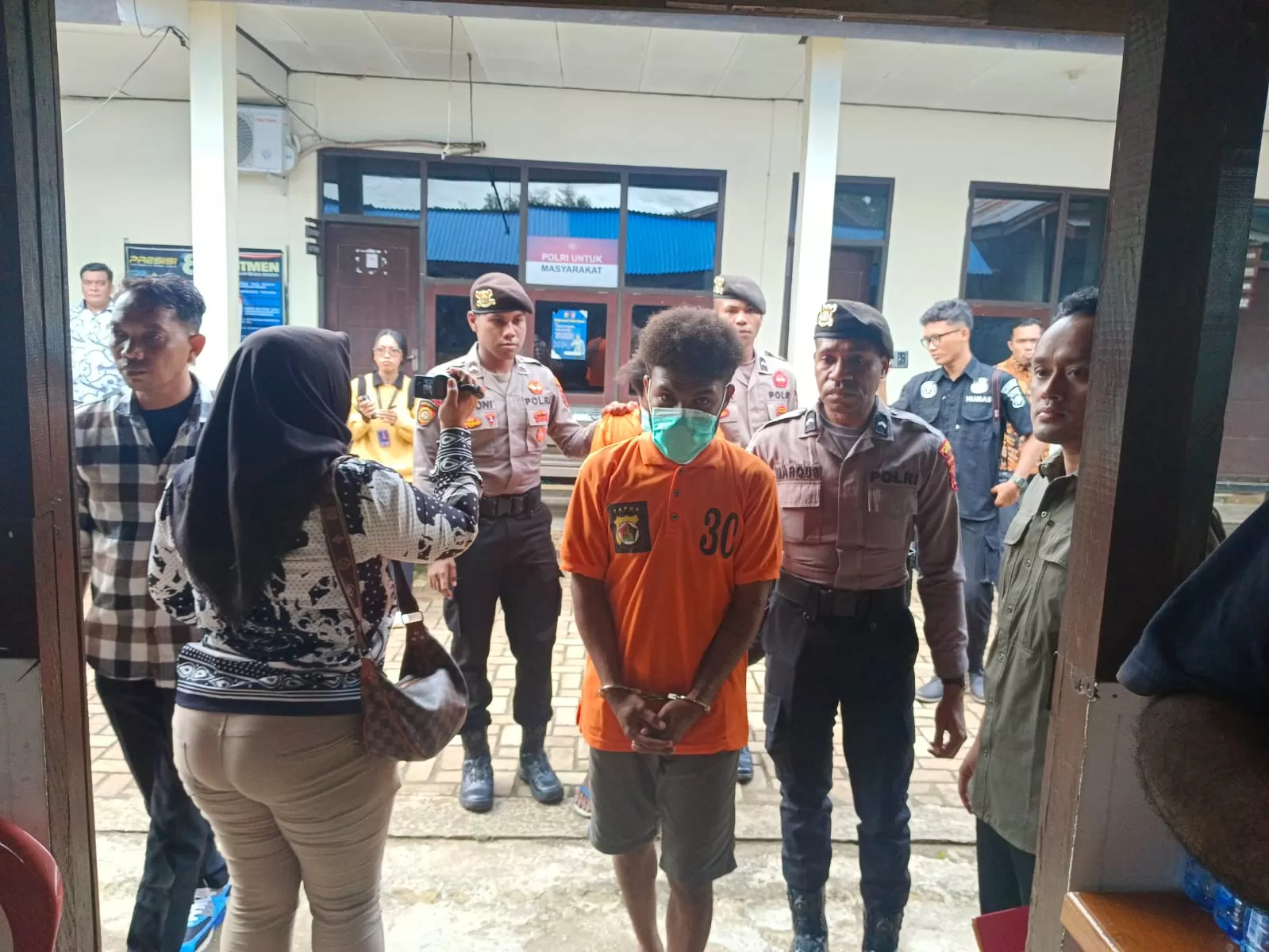 Tersangka HW yang buron 7 bulan dan berhasil ditangkap saat digiring dalam konferensi pers yang digelar, Jumat (11/7/2025) (Ceposonline.com/Sulo)