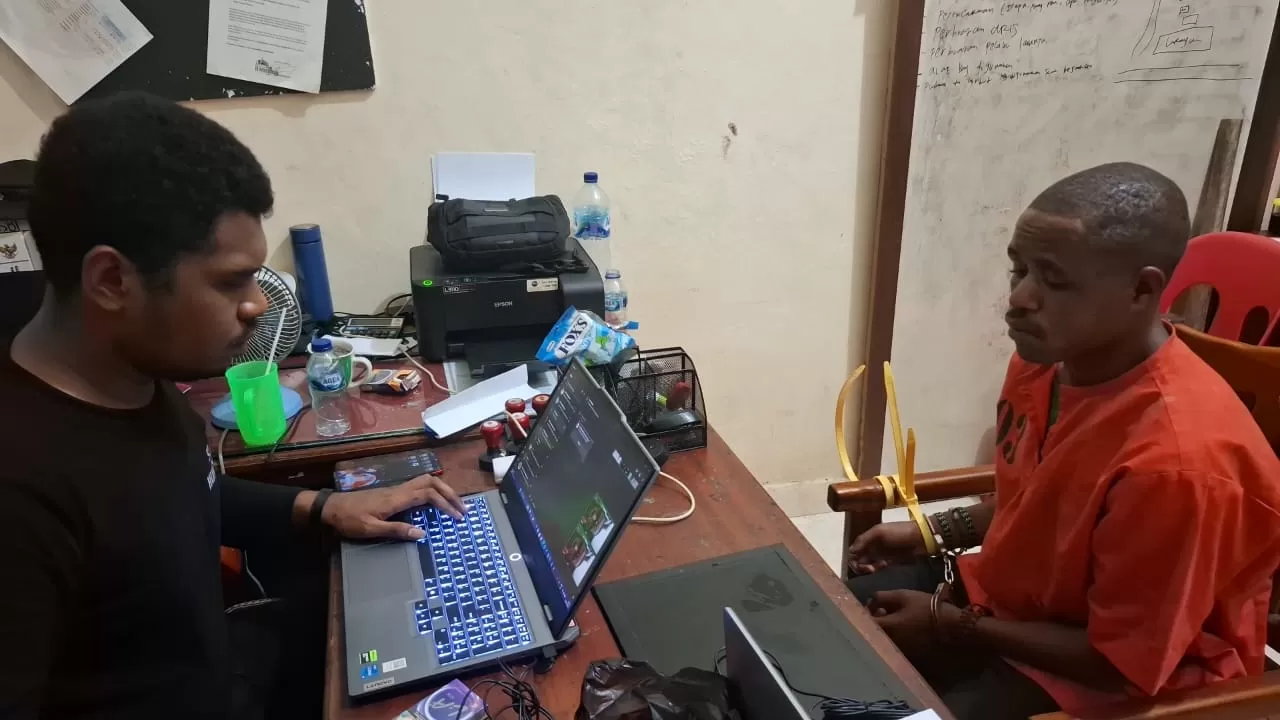 Pelaku penyerangan berutal terhadap guru dan nakes di Anggurk saat diperiksa tim Satgas Operasi Damai Cartenz bersama Sat Reskrim Polres Yahukimo, di Polres Yahukimo, Jumat (11/7/2025). ((CEPOSONLINE.COM/HUMAS ODC))