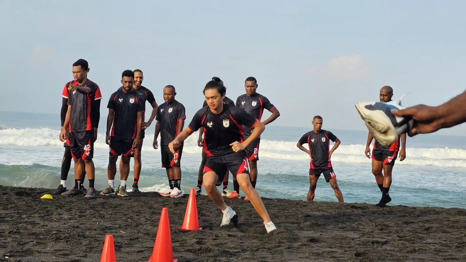 Pemain Persipura ketika menjalani latihan di Pantai Selatan Glagah, Kabupaten Kulon Progo, Yogyakarta, Sabtu (12/7/2025) pagi. (CEPOSONLINE.COM/HANS PALEN).