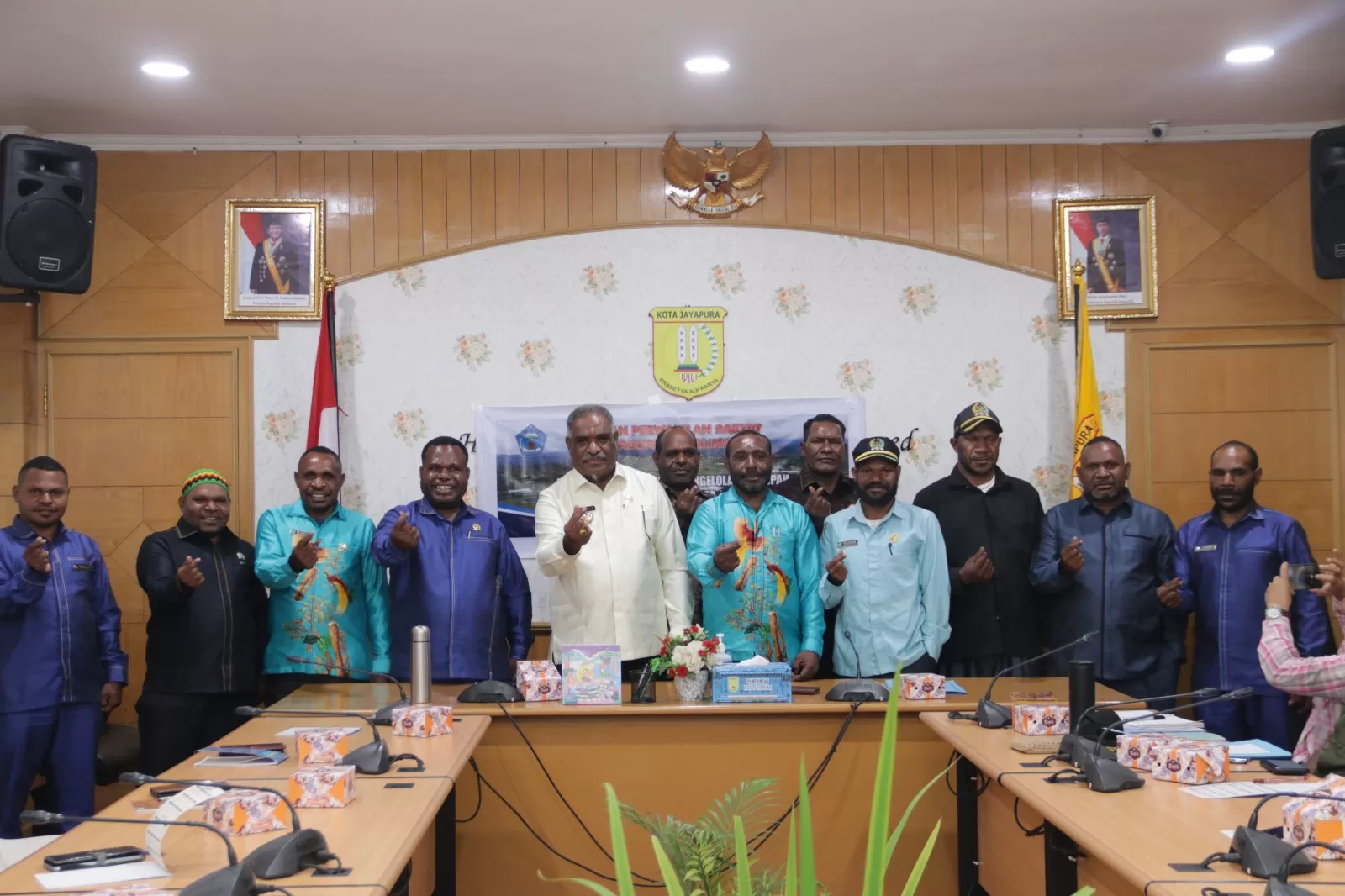 Wali Kota Jayapura, Abisai Rollo saat menerima kunjungan anggota DPRK Yalimo di Kantor Wali Kota Jayapura, Jumat (11/7/2025). (CEPOSONLINE.COM/HUMAS PEMKOT)