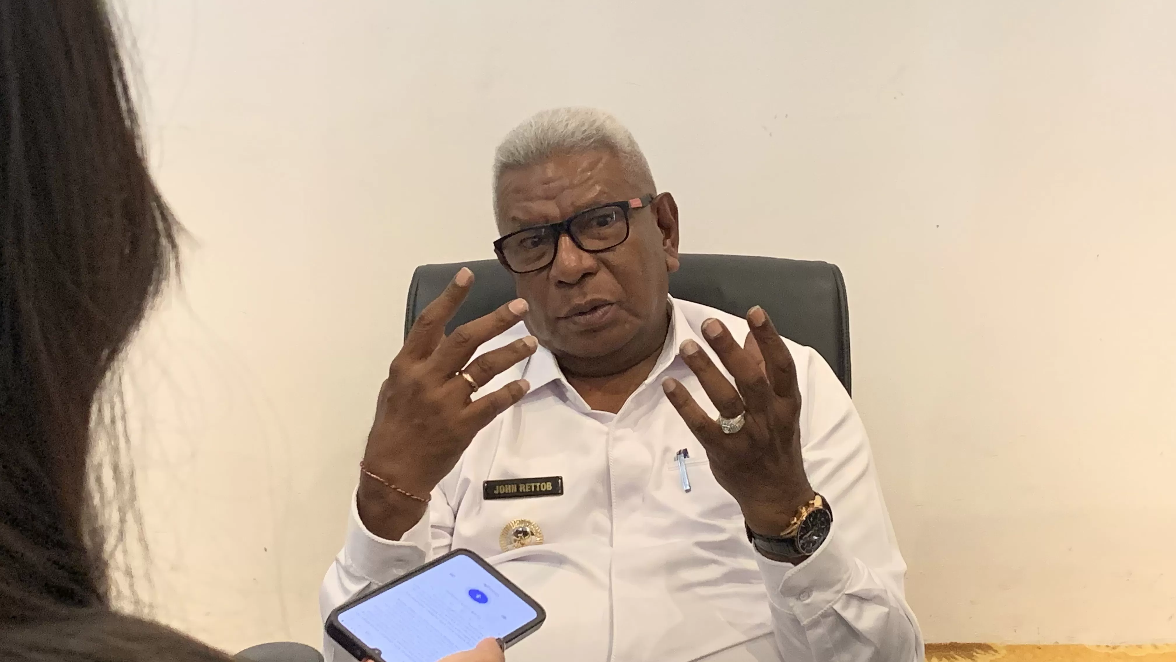 Bupati Mimika, Johannes Rettob, bicara soal sekolah rakyat yang menjadi program pendidikan dari Presiden Prabowo Subianto. (CENDERAWASIH POS/WAHYU WELERUBUN)