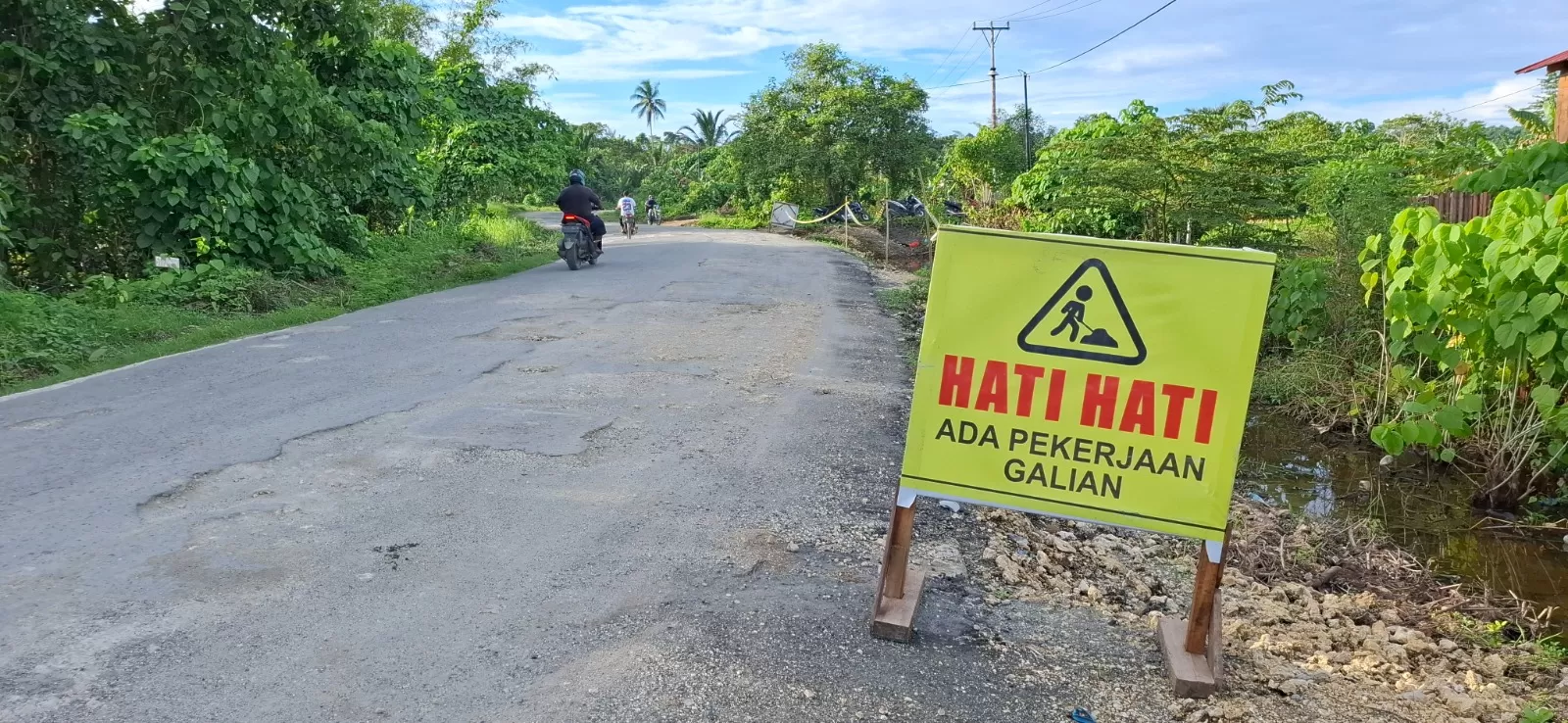 Ruas jalan menuju Kantor Bupati Sarmi yang mengalami kerusakan yang cukup parah, Rabu (16/7).MBOIK/ceposonline.com