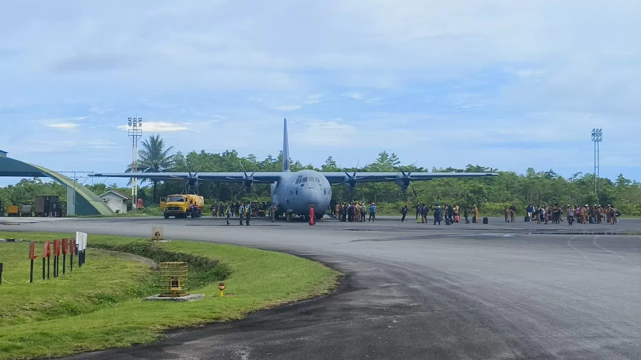 Suasana di Hanggar Base Ops Lanud Manuhua Biak, saat pesawat Hercules milik TNI AU mendarat. (CENDERAWASIH POS/ISMAIL)
