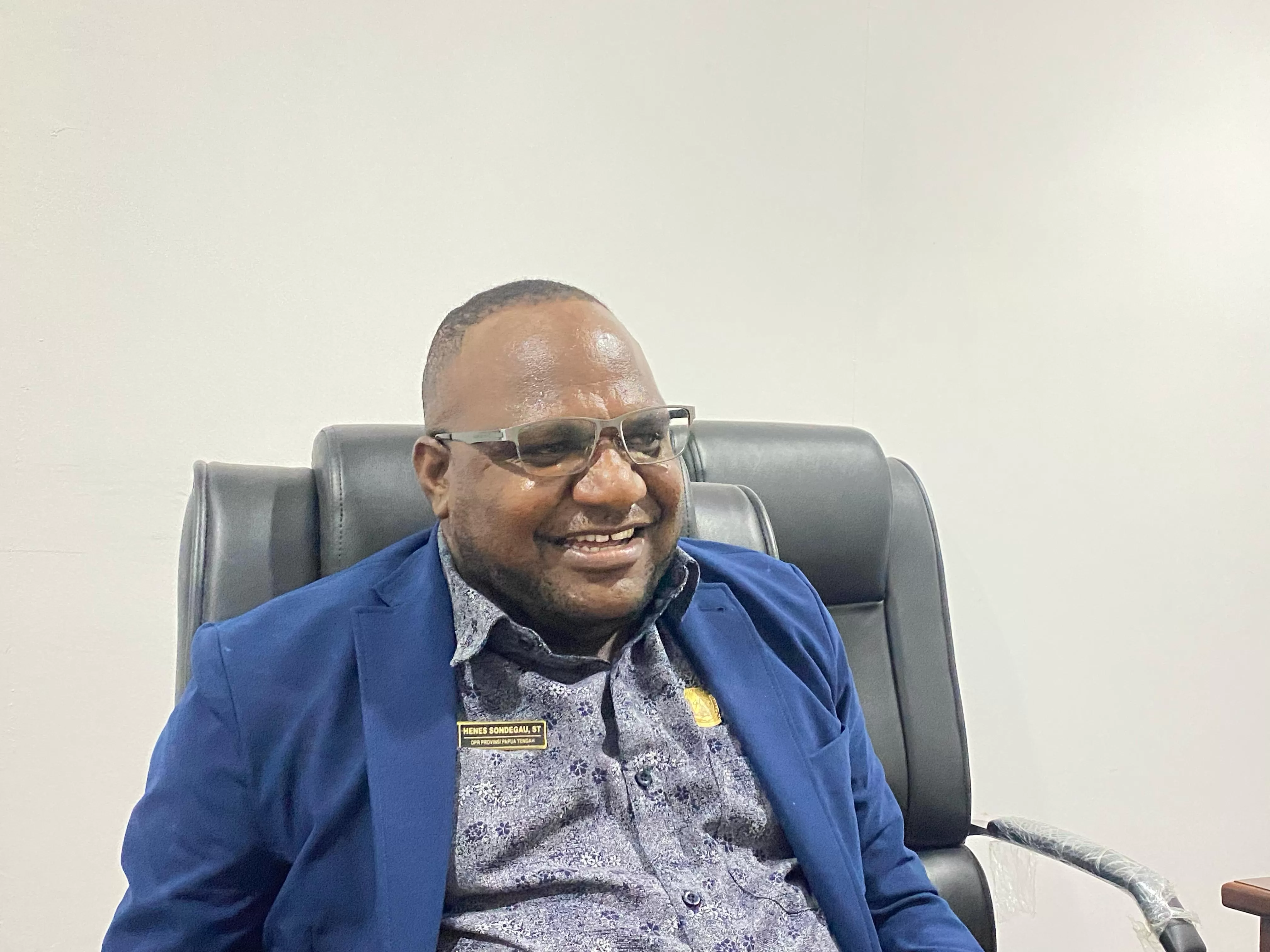 Anggota DPR Papua Tengah yang juga Ketua Tim Advokasi Aspirasi Mahasiswa dan Rakyat soal Blok Wabu, Henes Sondegau saat diwawancarai di ruang kerjanya. (CEPOSONLINE.COM/THERESIA F. TEKEGE)  