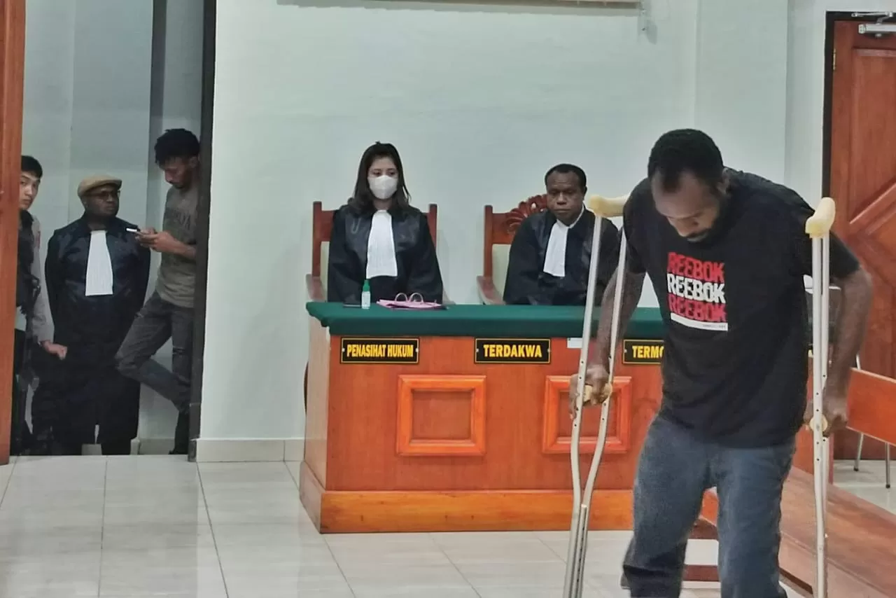 Terdakwa Aske Mabel saat mengikuti Persidangan di Pengadilan Negeri Kelas II B Wamena Selasa (22/7/2025). ((Deni/Ceposonline))