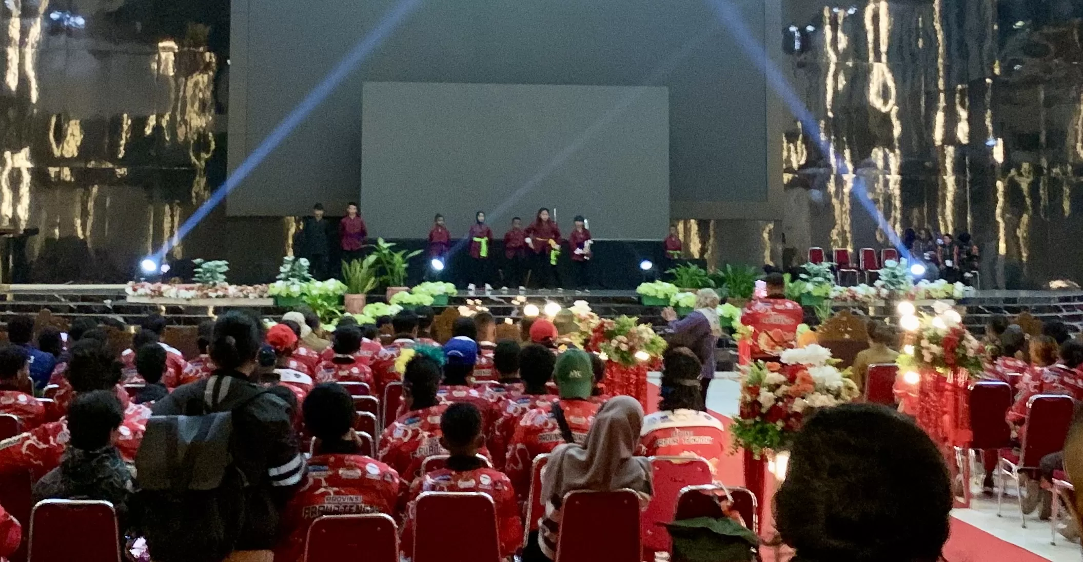 Suasana seremoni pelepasan kontingen Fornas VIII Mandalika 2025 Papua Tengah di Graha Eme Neme Yauware, Selasa, 22 Juli 2025 malam. (Foto: Cenderawasih Pos/Moh. Wahyu Welerubun).