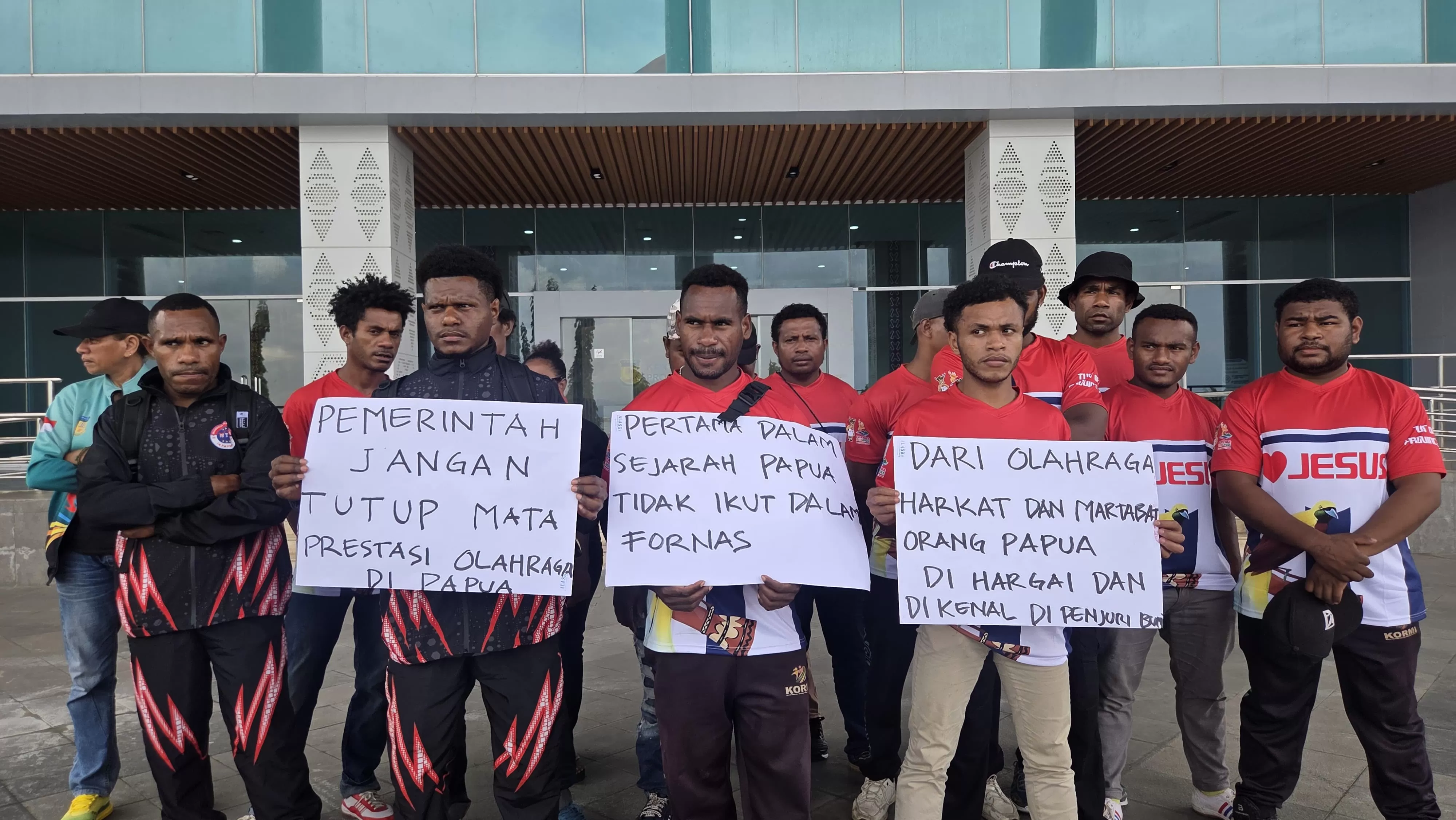 Atlet saat menyampaikan aspirasi mereka di halaman kantor gubernur sembari memegang pamflet, Rabu (23/7/2025).(CEPOSONLINE.COM/ELFIRA)