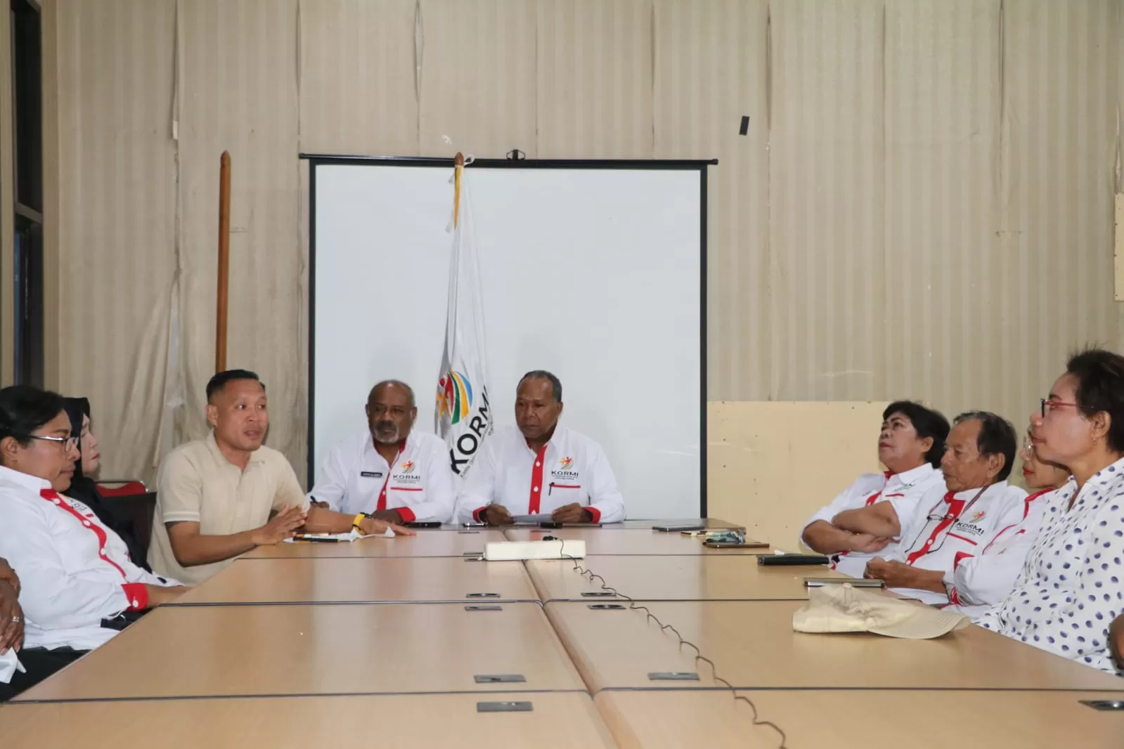 Pengurus KORMI Papua saat menyampaikan sikap atas respon pemerintah terhadap pelaksanaan FORNAS VIII NTB, yang berdiri Otonom, Rabu (23/7).