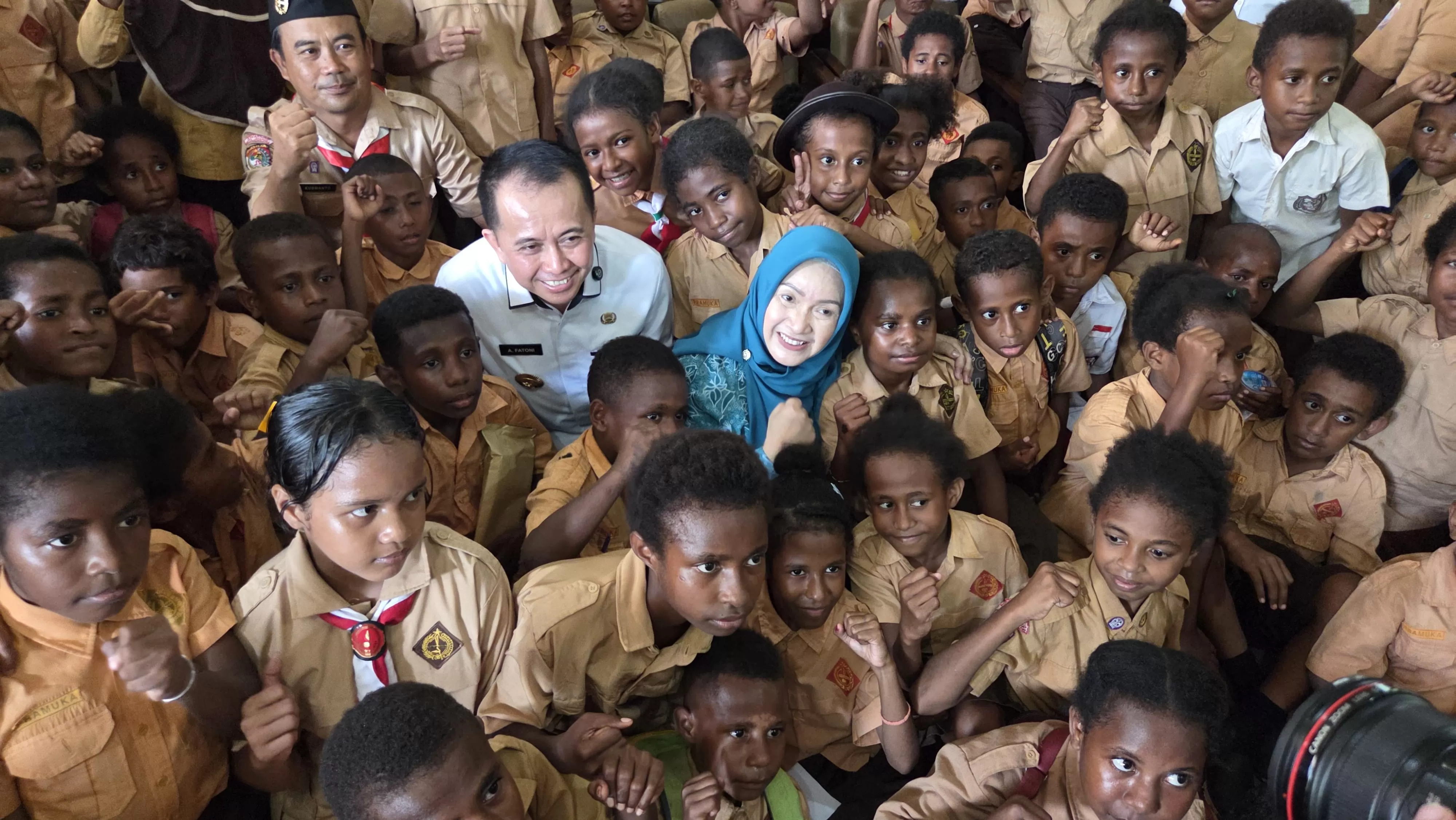 Pj Gubernur Papua, Agus Fatoni didampingi Ketua PKK saat foto bersama dengan peserta didik SDN Inpers Bhayangkara, dalam rangka peringatan HAN, Rabu (23/7/2025).(CEPOSONLINE.COM/ELFIRA).