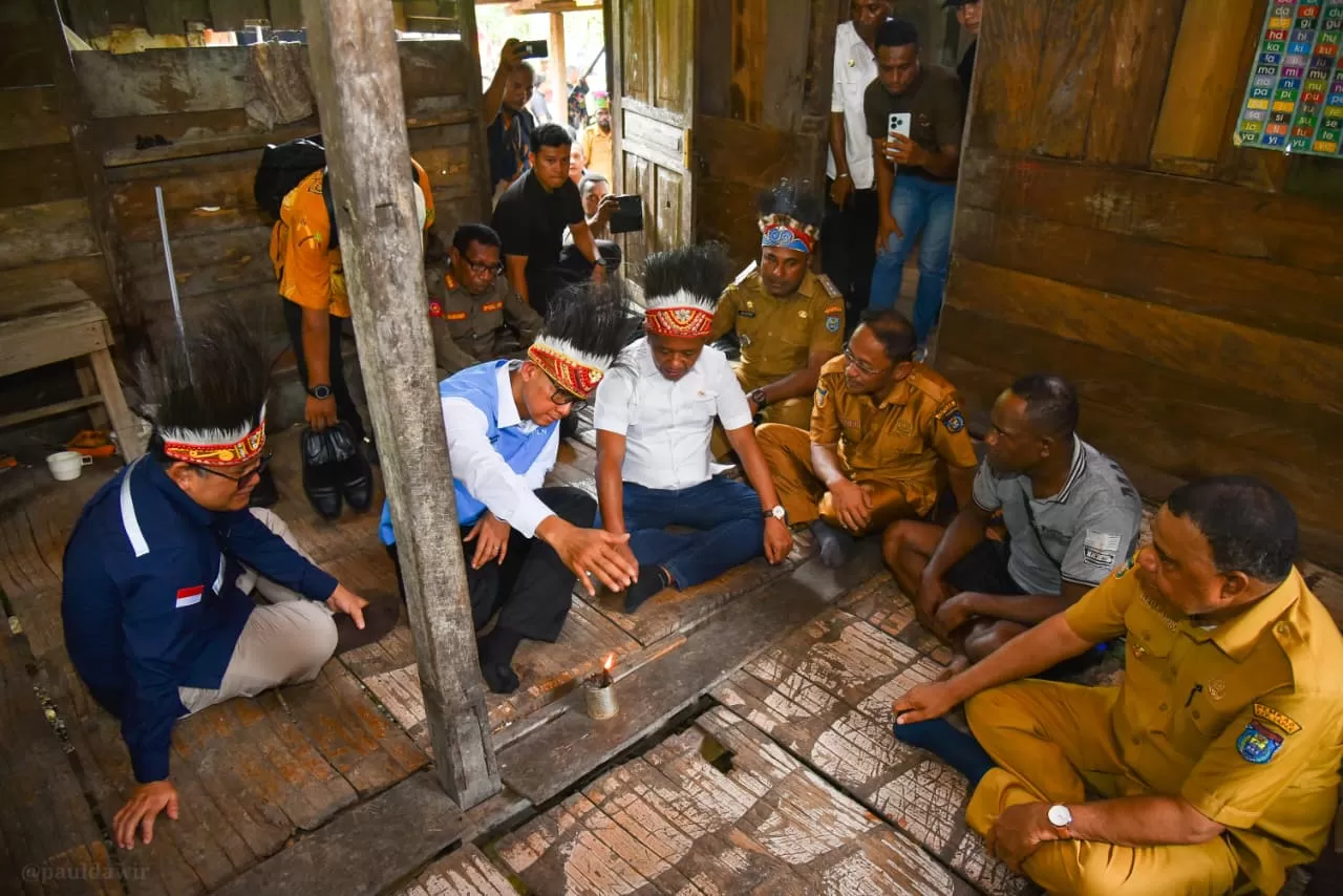 Kunjungan Kerja Menteri ESDM bersama jajaran Petinggi PT PLN dan pejabat pemerintah daerah, saat berada di Kampung Tindaret, Distrik Yapen Utara, Kabupaten Kepulauan Yapen, Kamis (23/7). (DOK PRIBADI)