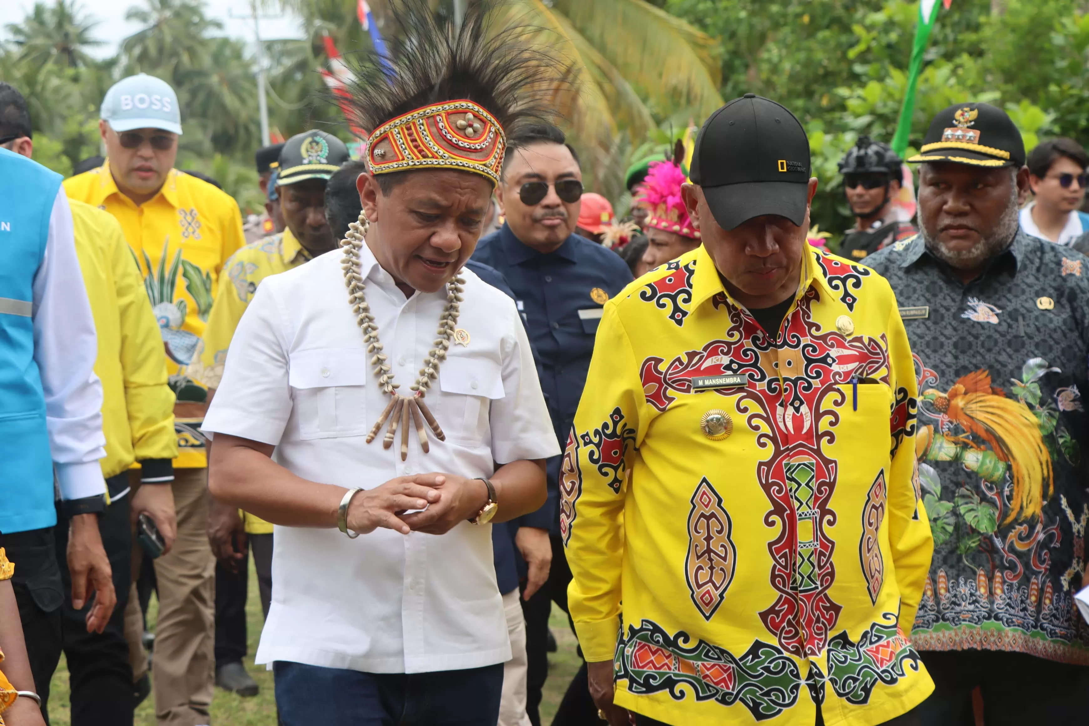 Bupati Biak Numfor Markus Mansnembra saat bersama Menteri ESDM Bahlil Lahadalia, saat kunjungan ke Pulau Owi, Kamis (24/7).  (Humas Prokopimp Biak Numfor )