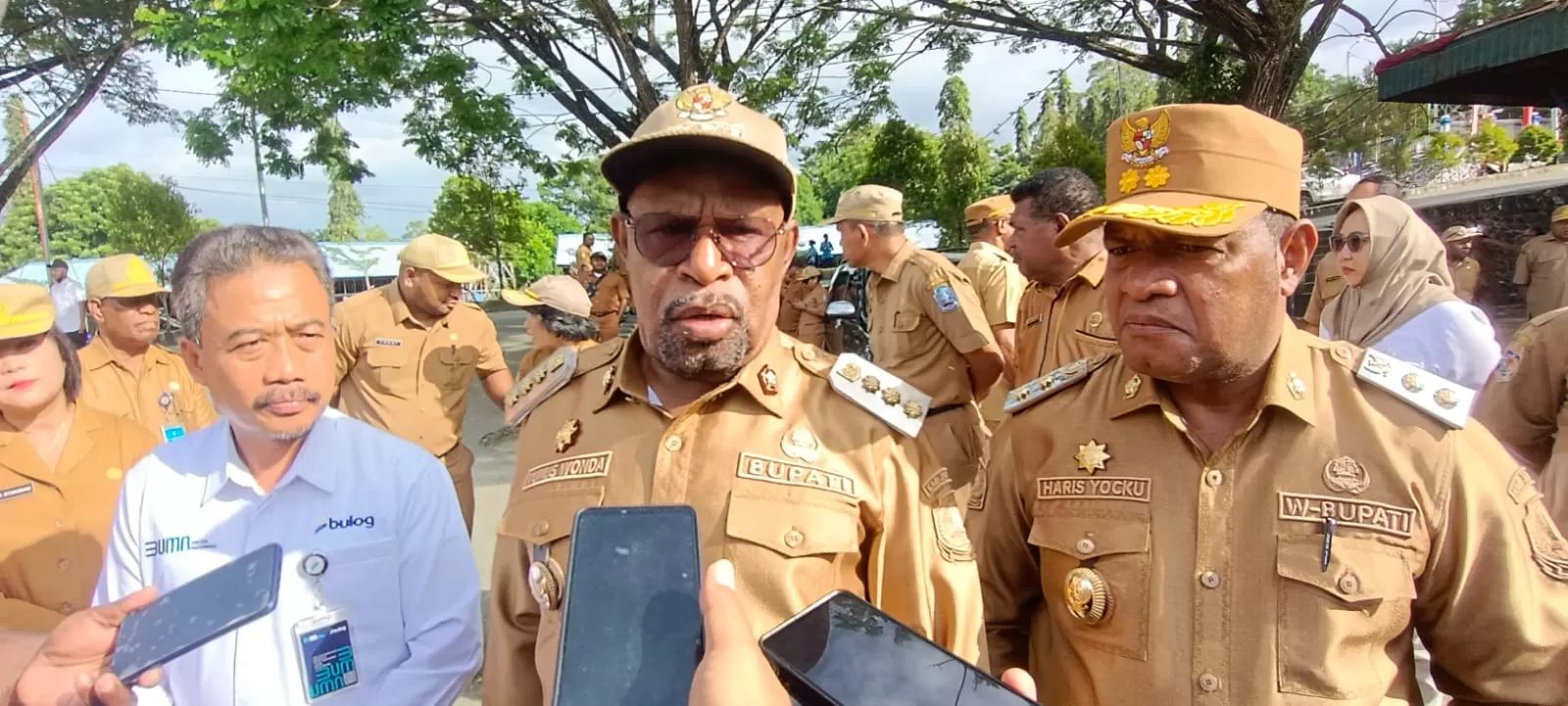 Bupati Jayapura Yunus Wonda didampingi Wakil Bupati Jayapura Haris R. Yocku, usai apel pagi, Senin (28/7/2025). (CEPOSONLINE.COM/YOHANA).